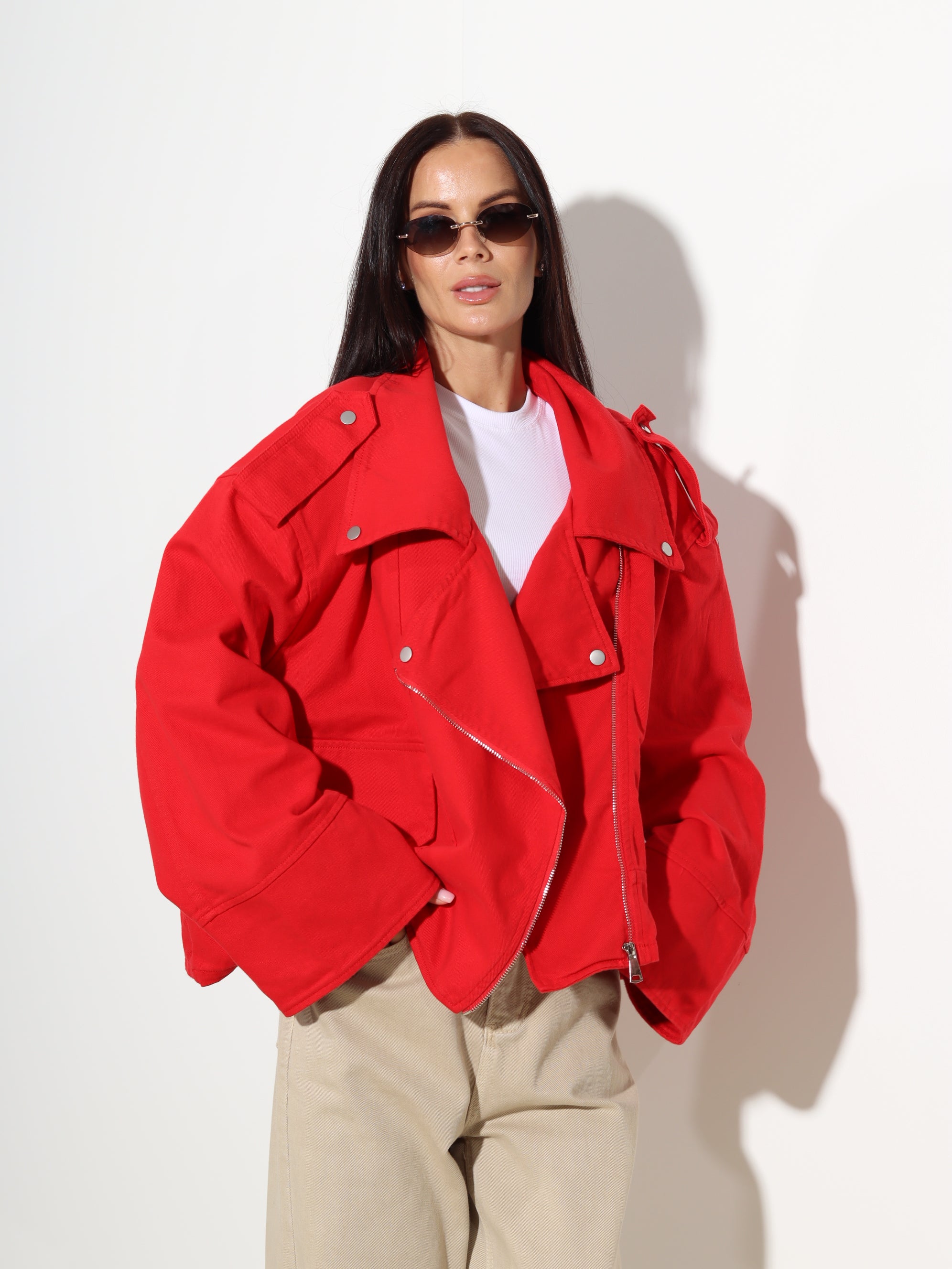 Sarkana, oversize džinsa jaka 'Biker' stilā - 20131