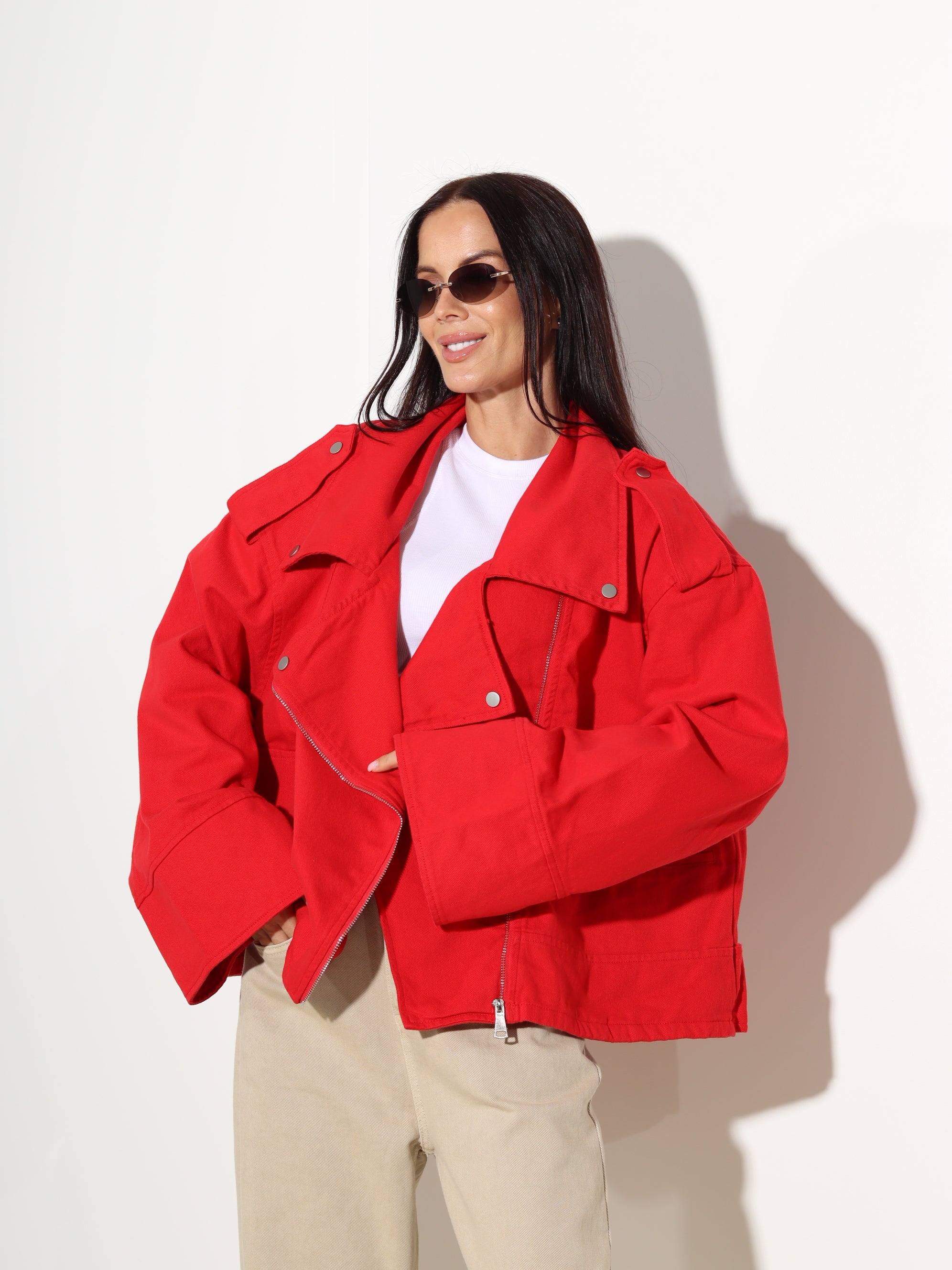 Sarkana, oversize džinsa jaka 'Biker' stilā - 20131