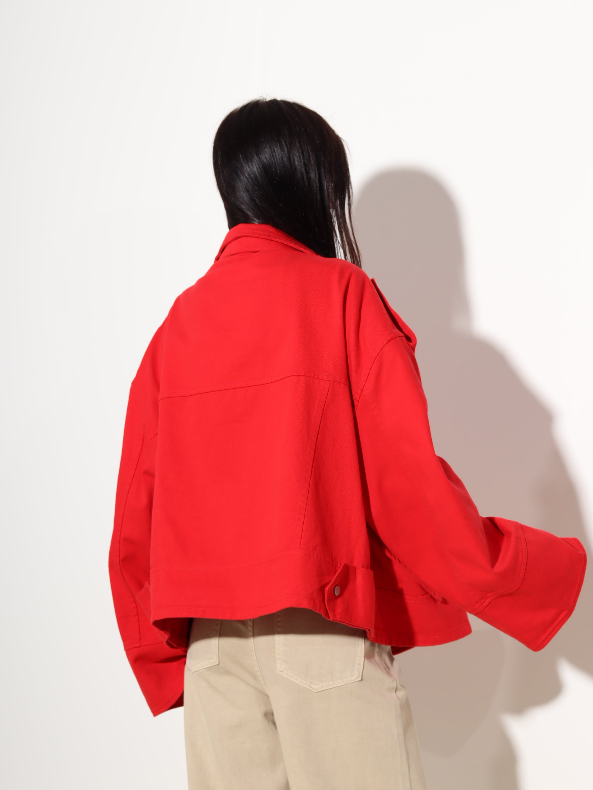 Sarkana, oversize džinsa jaka 'Biker' stilā - 20131