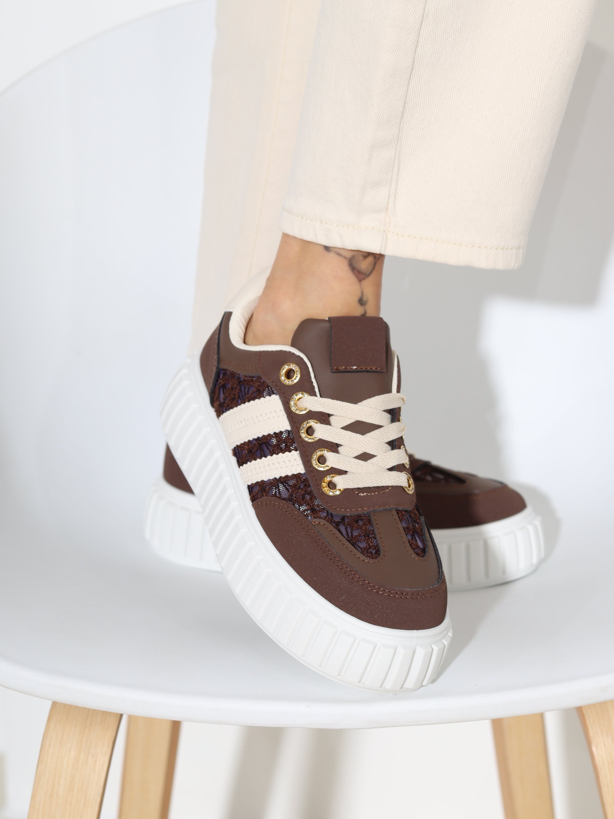 Brūnas värvid vabaā laika apavi ar baltu rievotu zoli - 18267