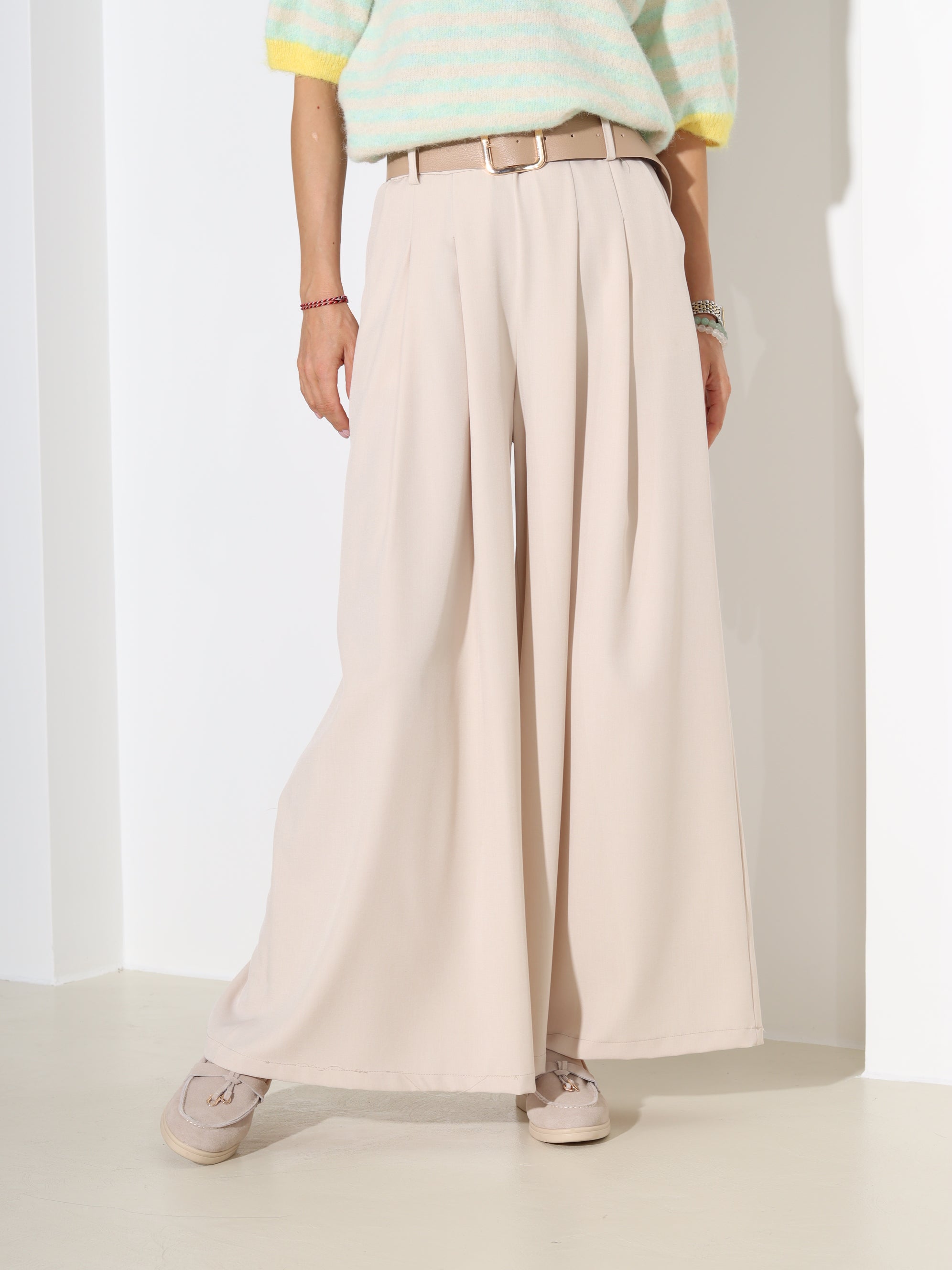 Bēšas klassikalised püksid pruuniu platu jostu – 18291