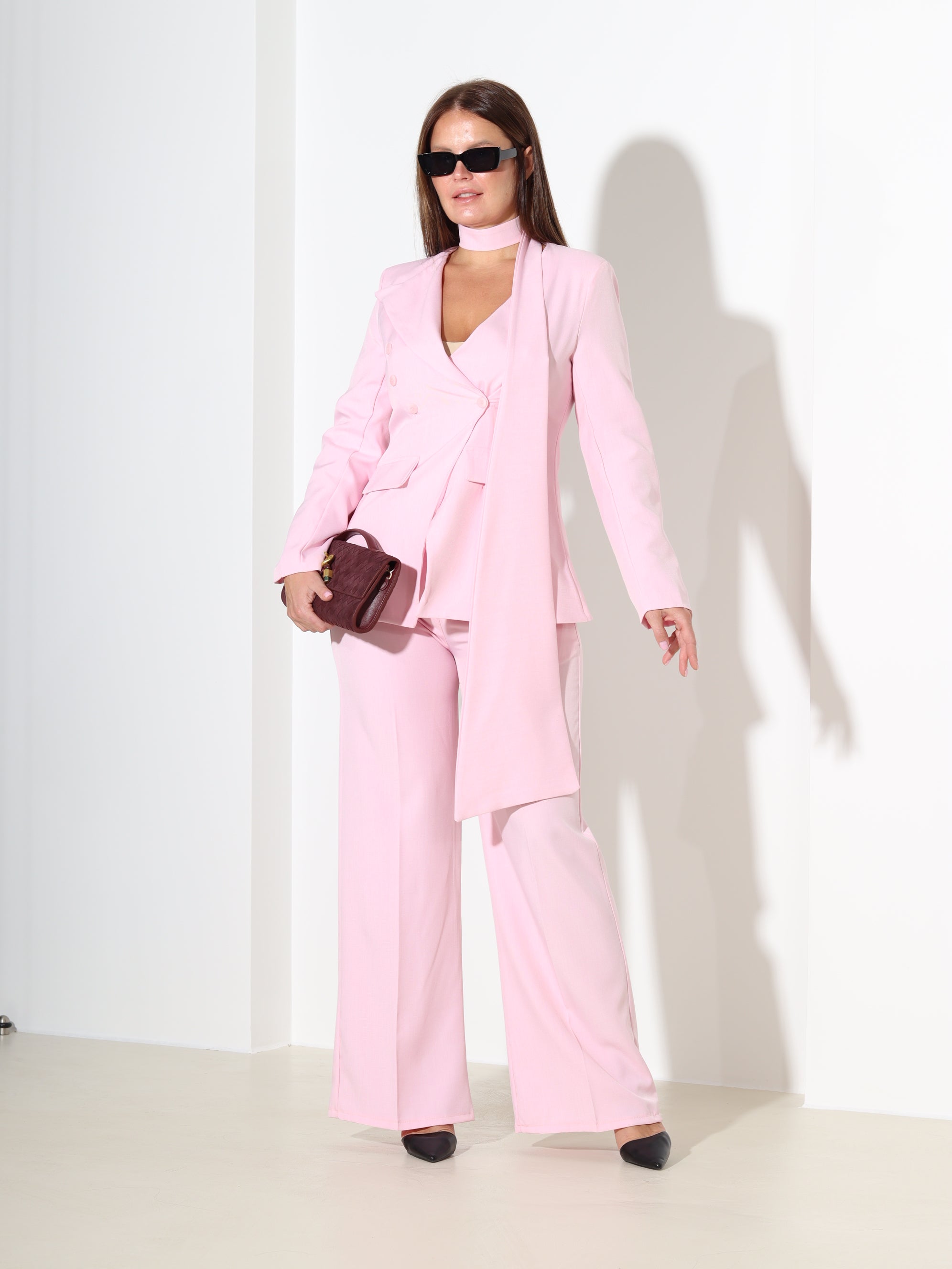 Rozā klassikaline komplekt ar pikendatud kaklasaiti – 18283