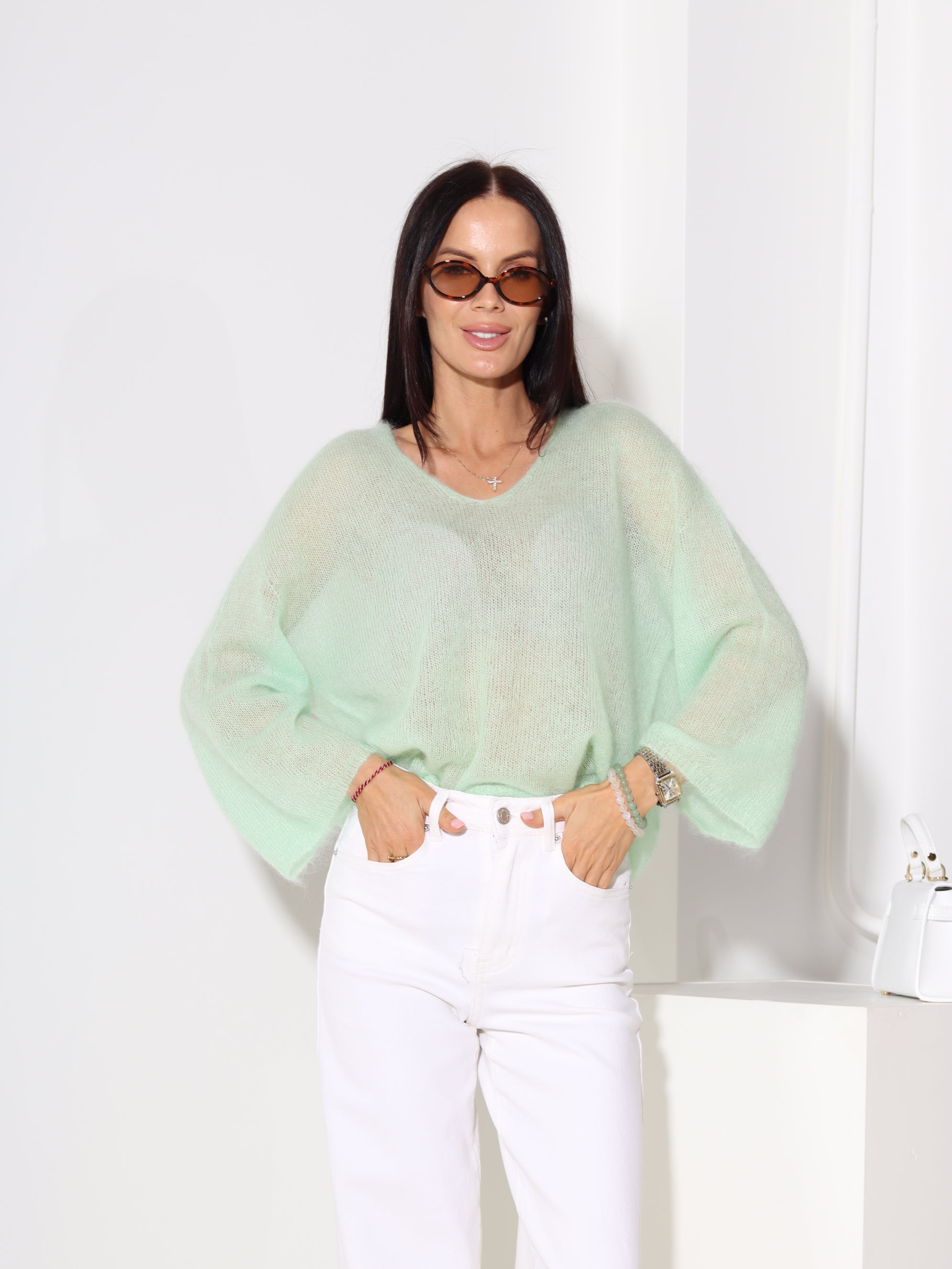 Zaļš, smalka adījuma džemperis ar "V" veida dekoltē - 18530