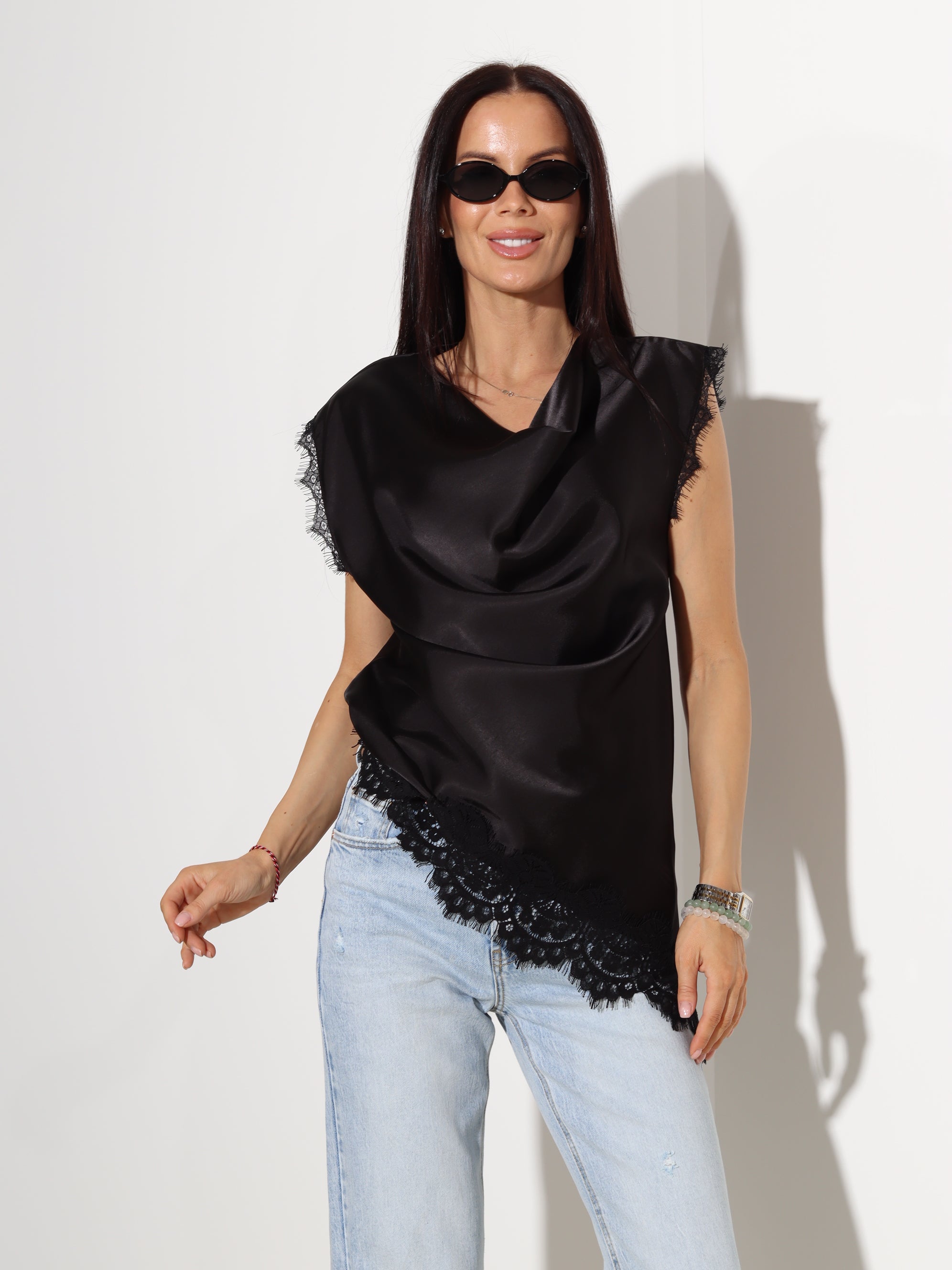 Taupe tops ar pagarinātu apakšmalu un mežģīņu akcentu – 18298