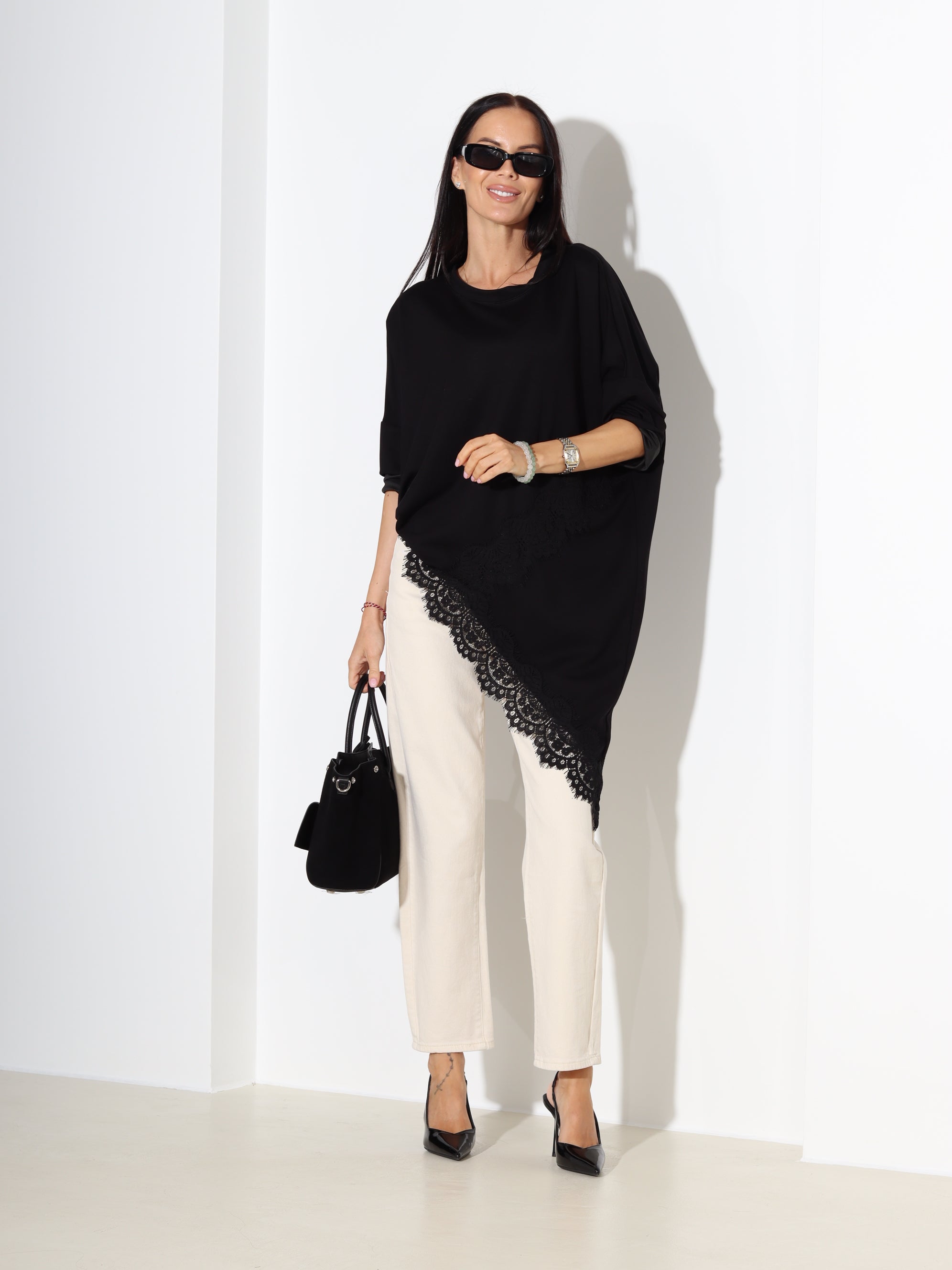 Melns tops ar pagarinātu apakšmalu un mežģīņu akcentu - 18299