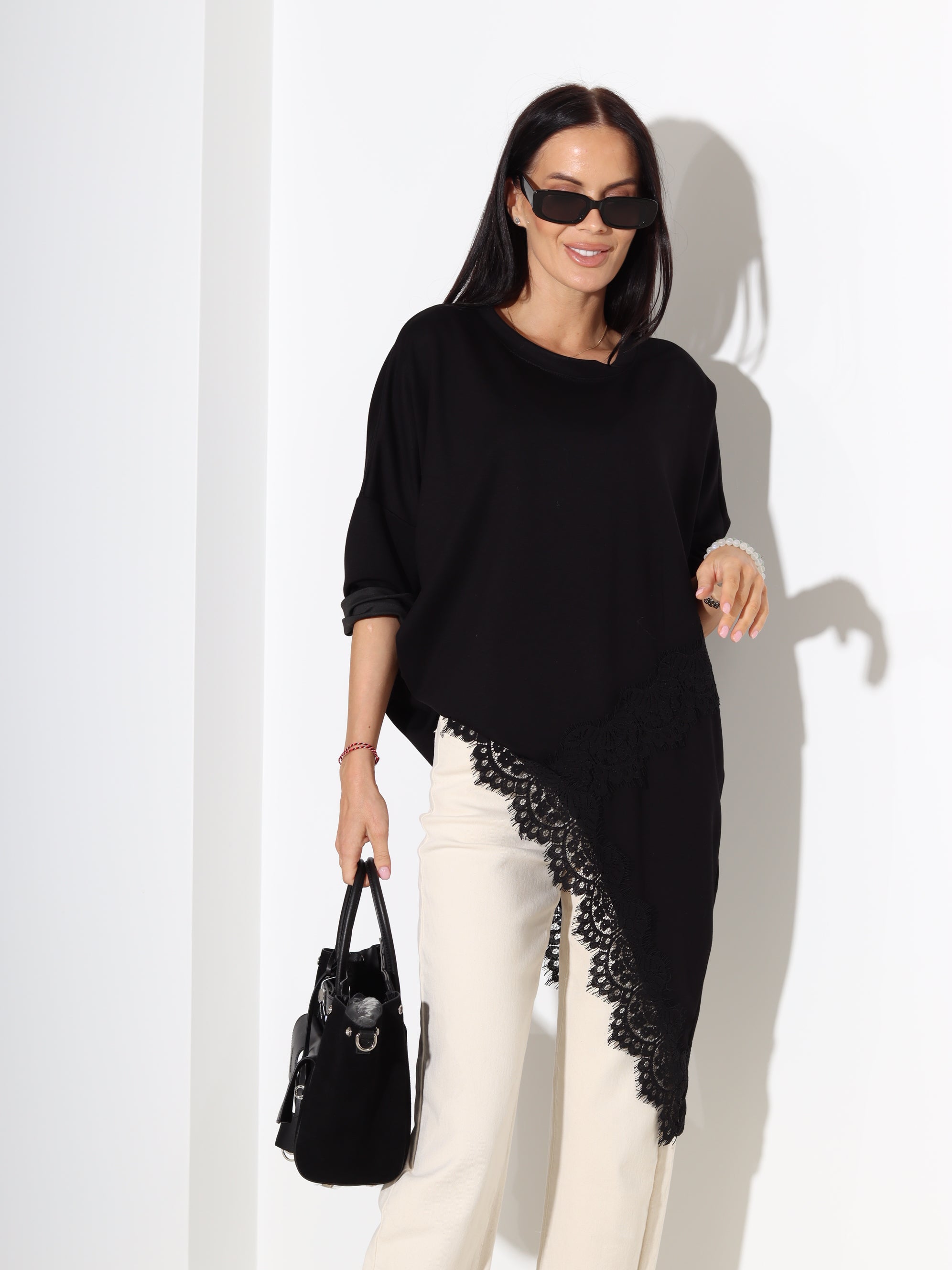 Melns tops ar pagarinātu apakšmalu un mežģīņu akcentu - 18299