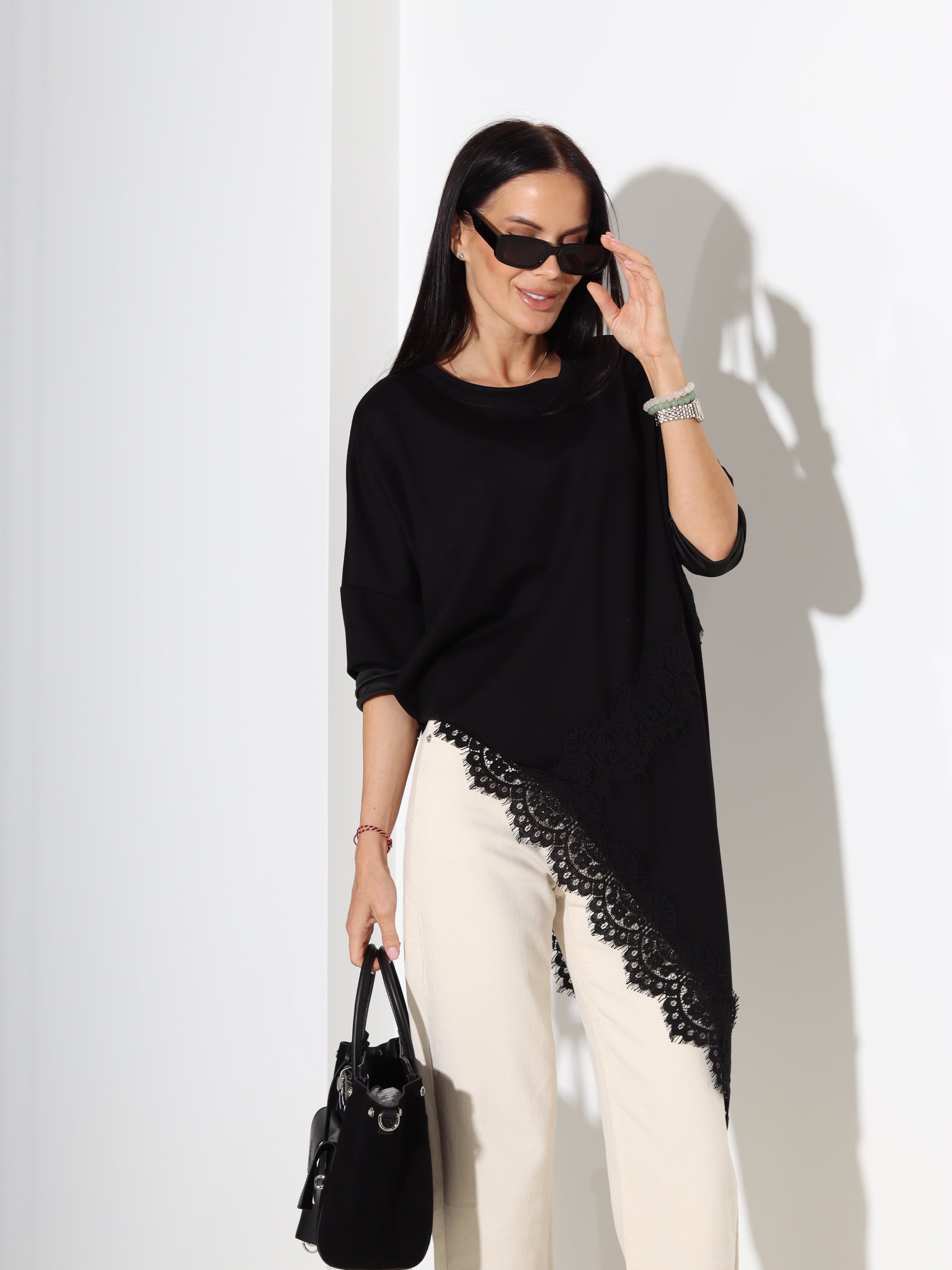 Melns tops ar pagarinātu apakšmalu un mežģīņu akcentu - 18299