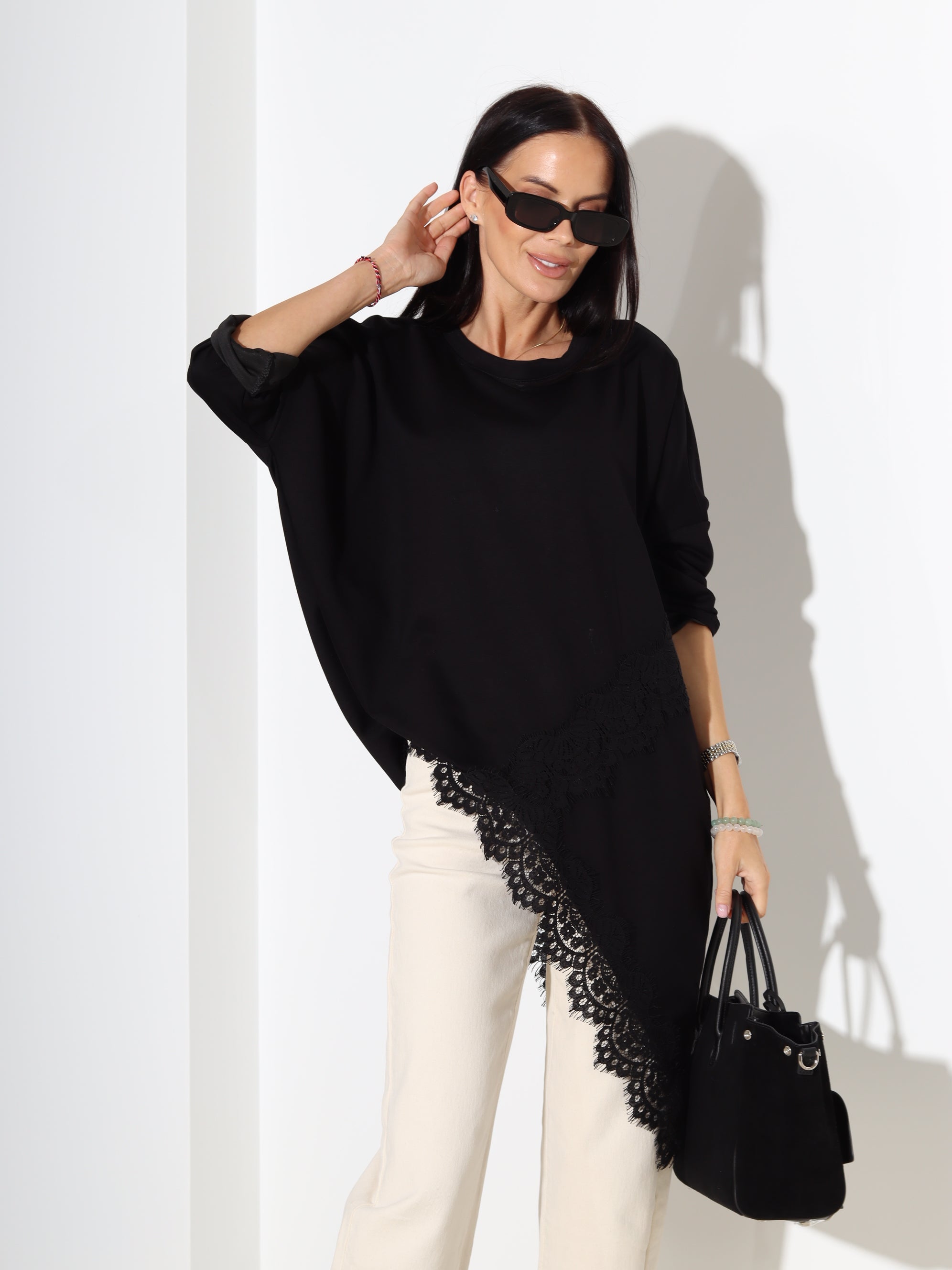 Melns tops ar pagarinātu apakšmalu un mežģīņu akcentu - 18299