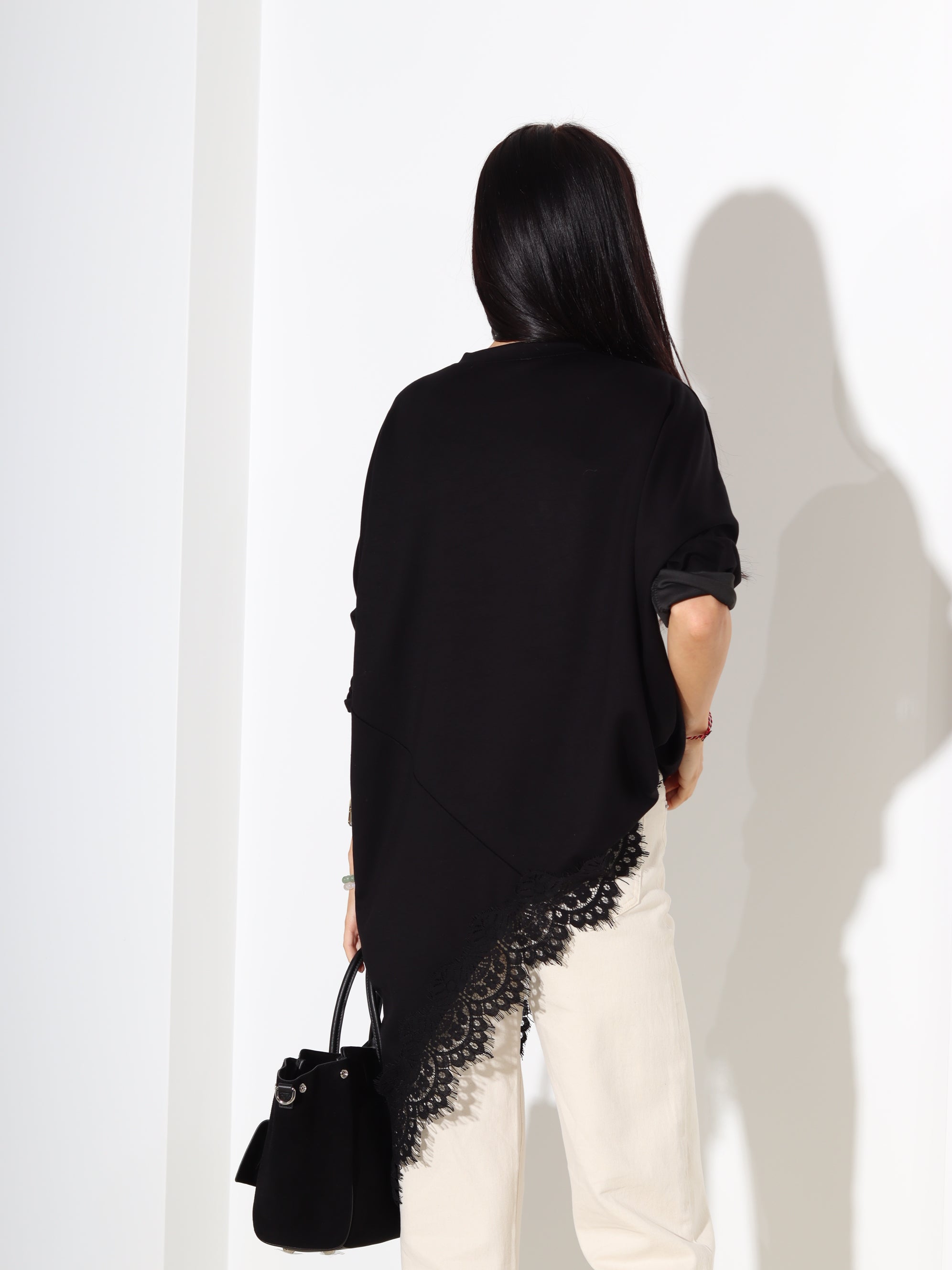 Melns tops ar pagarinātu apakšmalu un mežģīņu akcentu - 18299