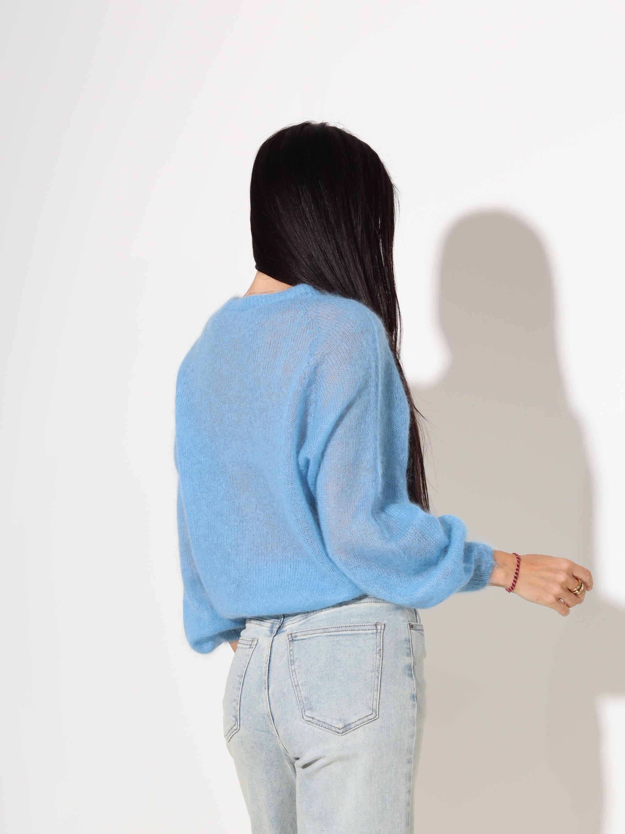 Zils smalka adījuma mohēras džemperis ar "U" veida kakla izgriezumu - 18038