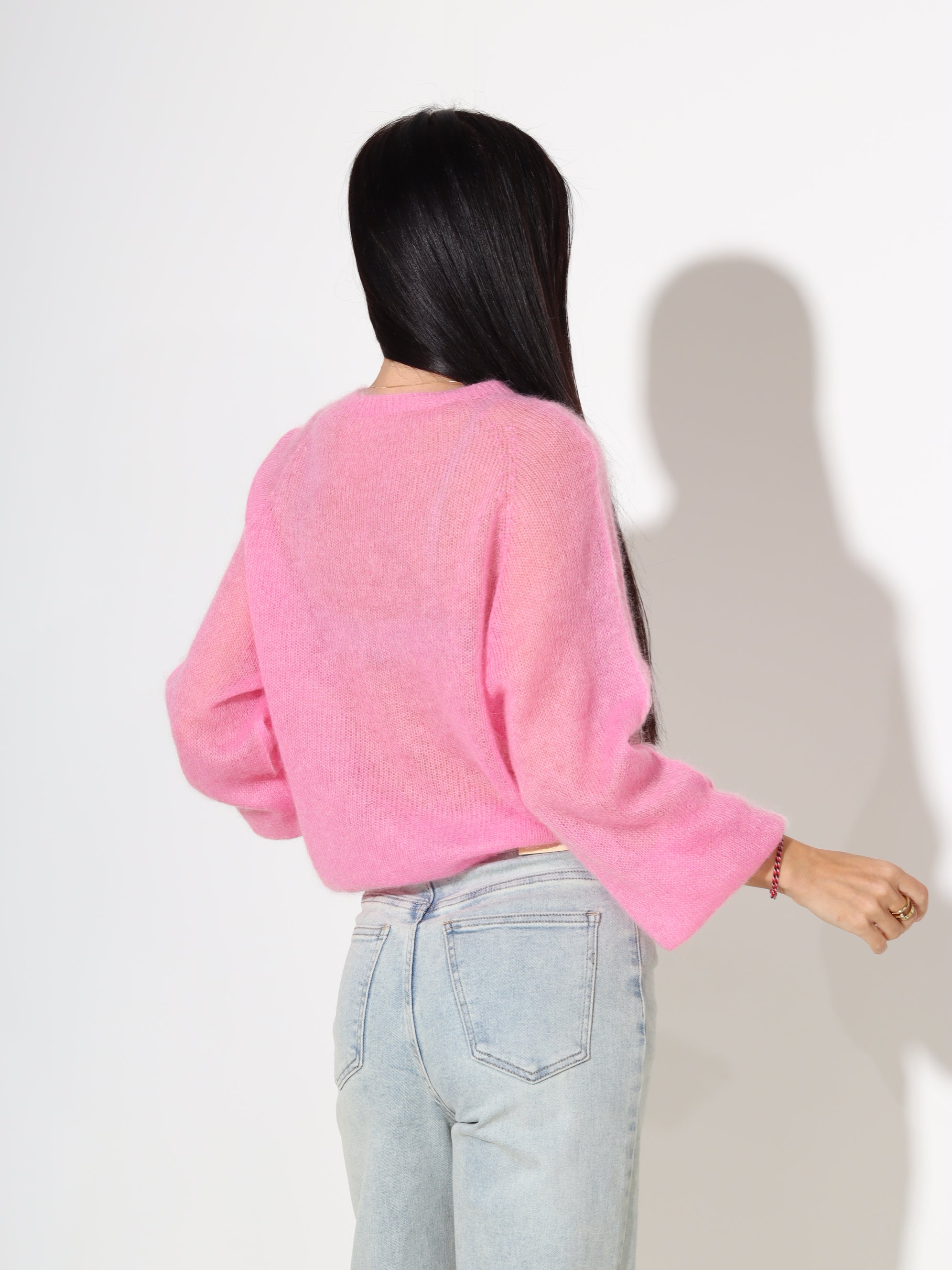 Rozā smalka adījuma mohēras džemperis ar "U" veida kakla izgriezumu - 18042