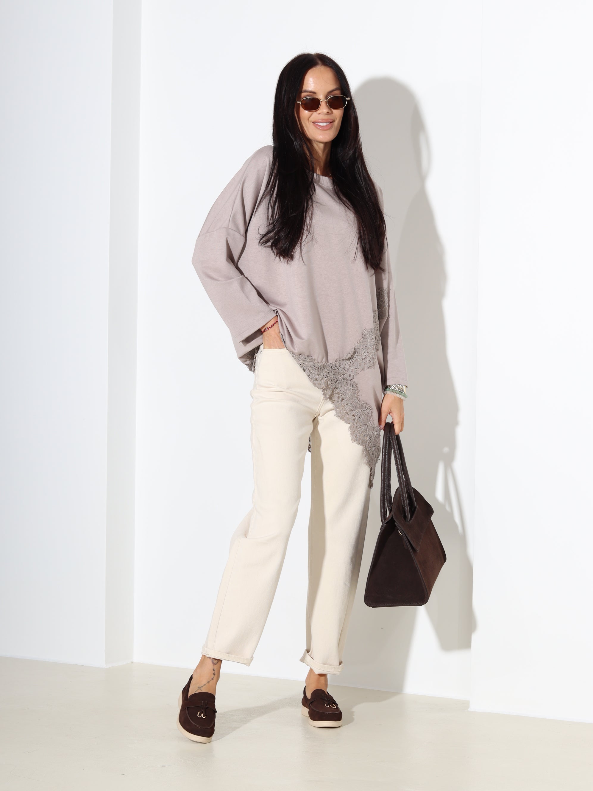 Taupe tops ar pagarinātu apakšmalu un mežģīņu akcentu - 18298