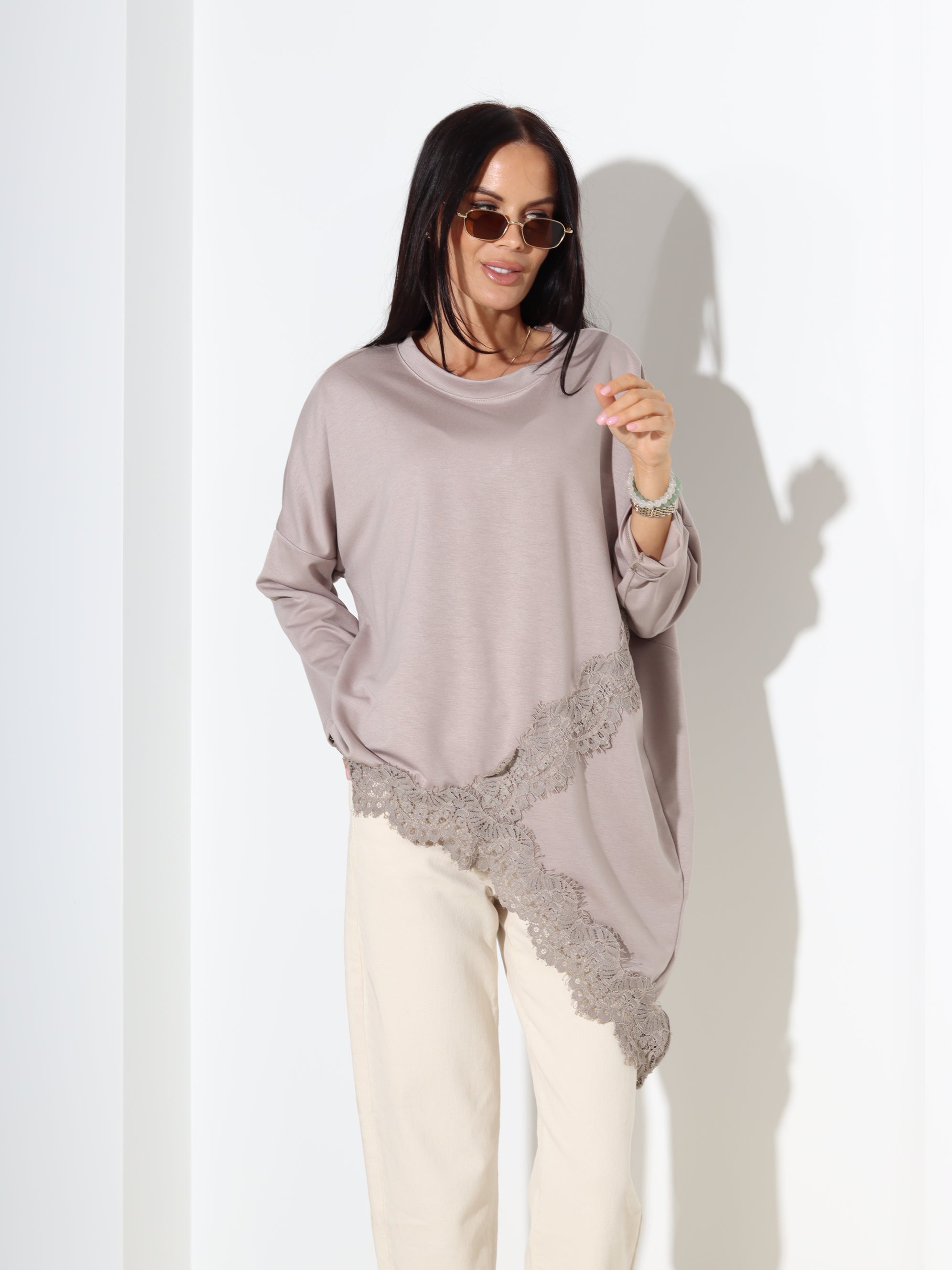 Taupe tops ar pagarinātu apakšmalu un mežģīņu akcentu - 18298