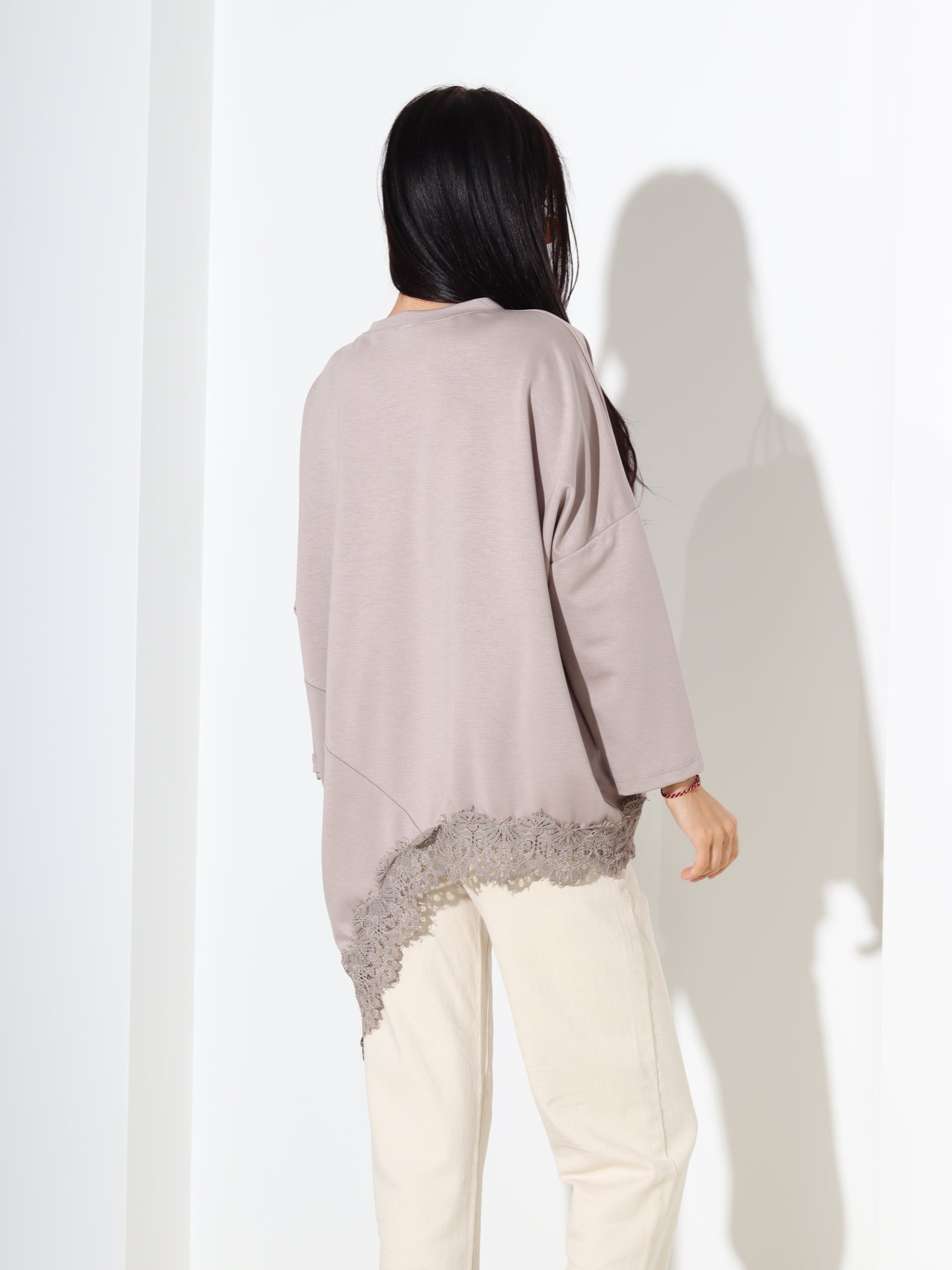 Taupe tops ar pagarinātu apakšmalu un mežģīņu akcentu - 18298