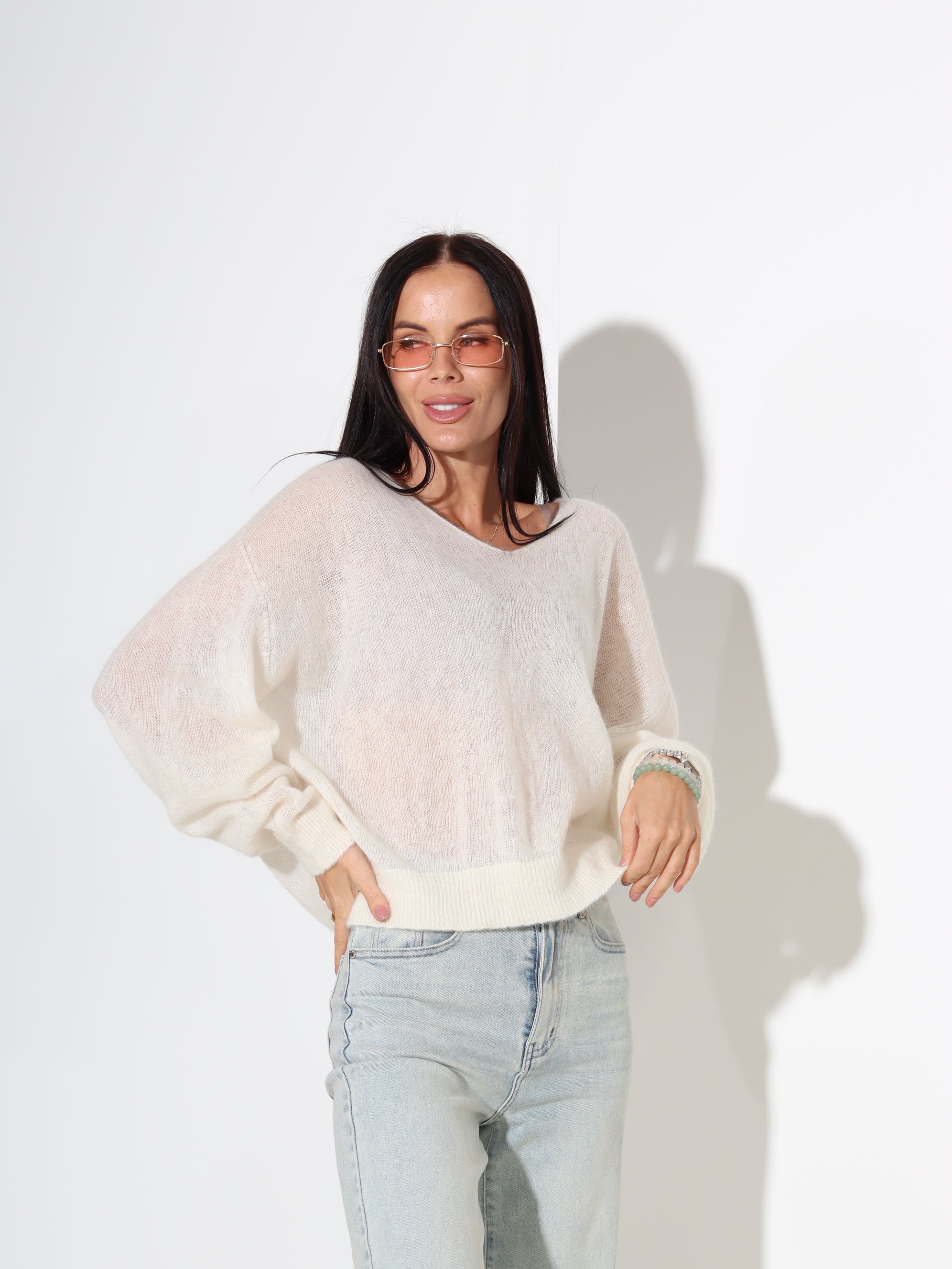 Balts, plāns alpakas/vilnas džemperis ar "V" veida dekoltē - 18059