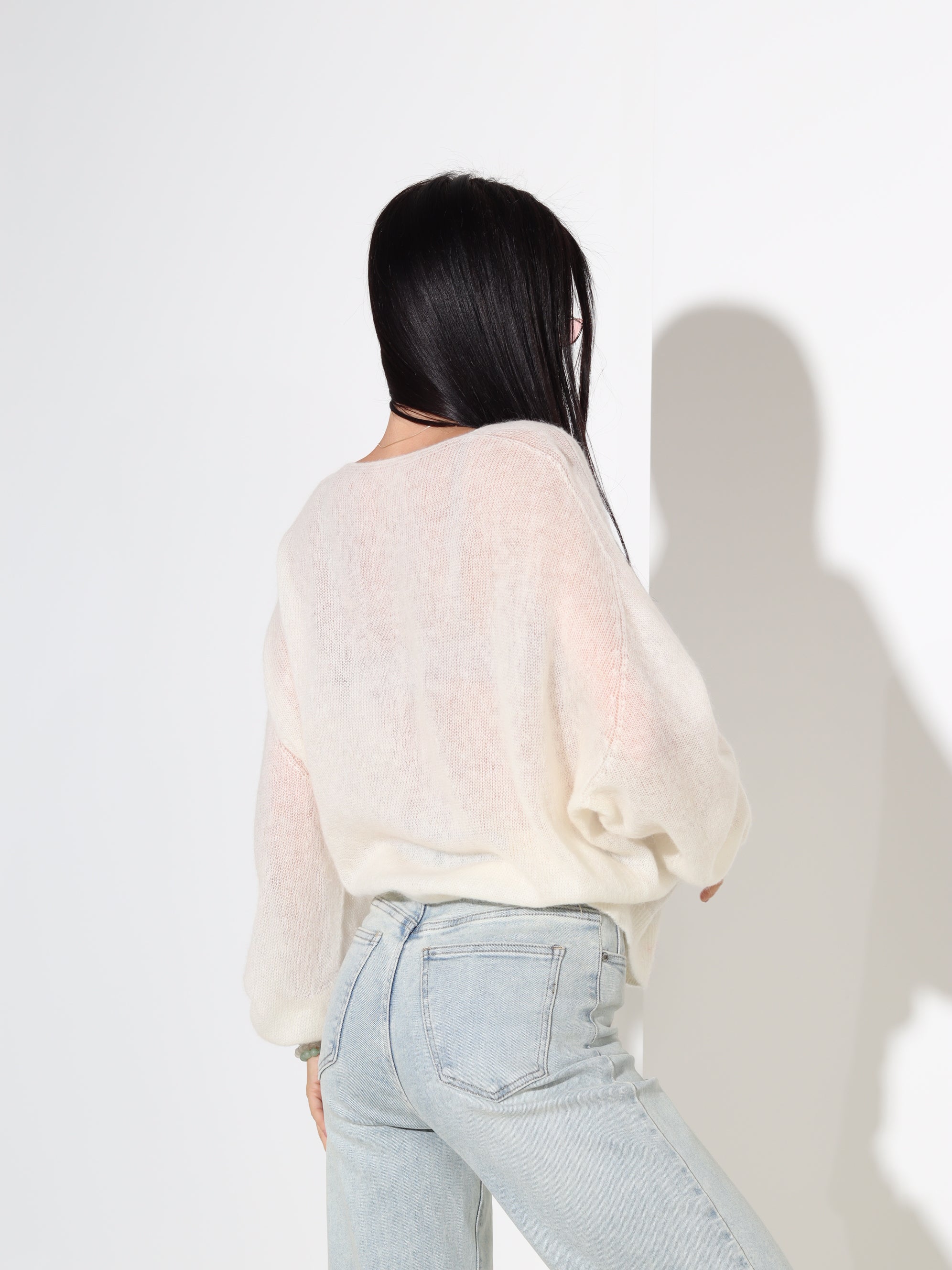 Balts, plāns alpakas/vilnas džemperis ar "V" veida dekoltē - 18059