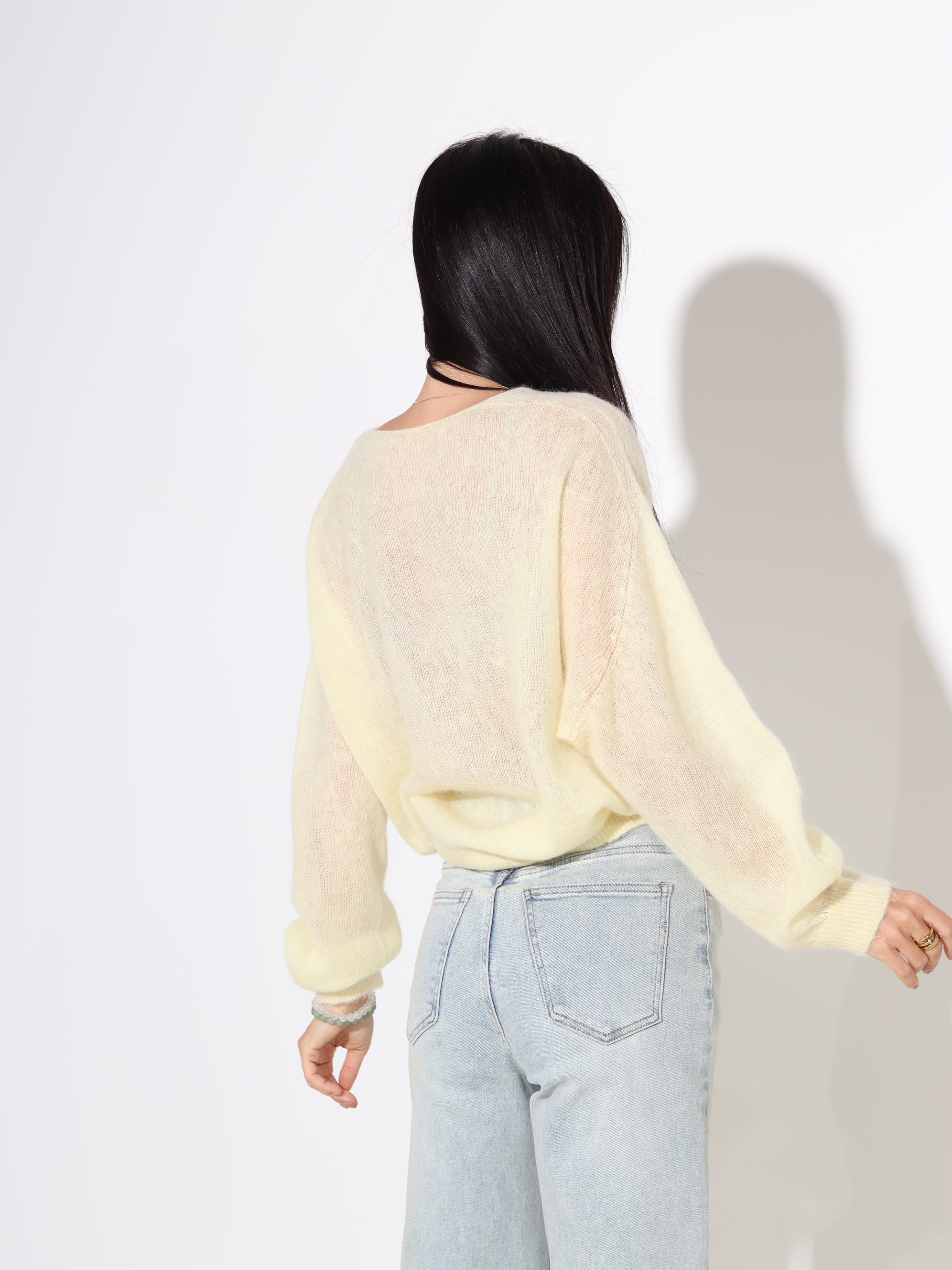 Dzeltens, plāns alpakas/vilnas džemperis ar "V" veida dekoltē - 18060