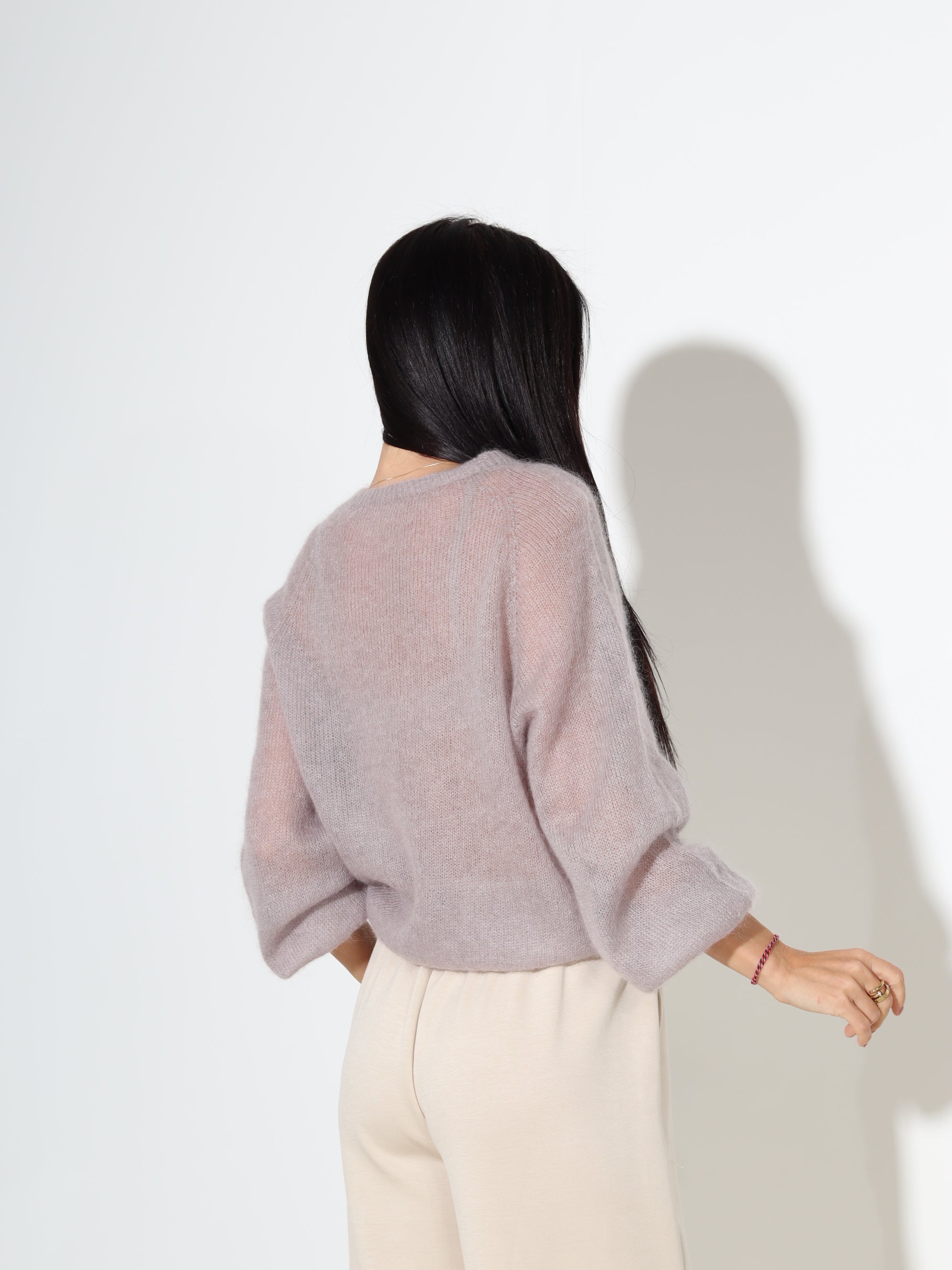 Taupes tonī smalka adījuma mohēras džemperis ar "U" veida kakla izgriezumu - 18041