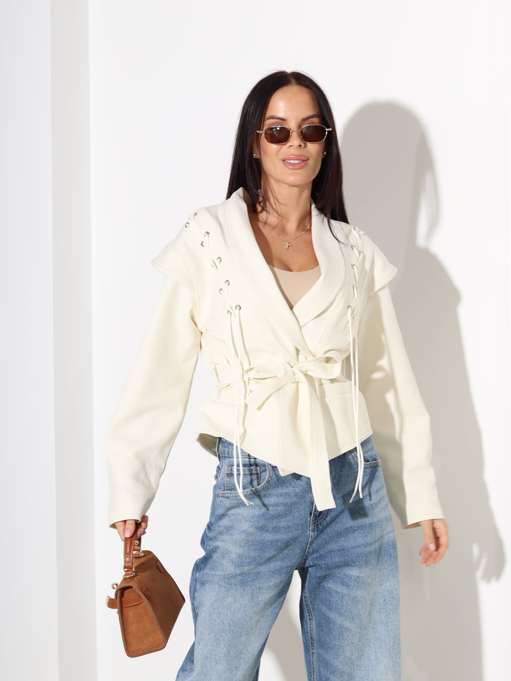 Bēša sienama virsjaka ar dekoratīvām aukliņām - 18310