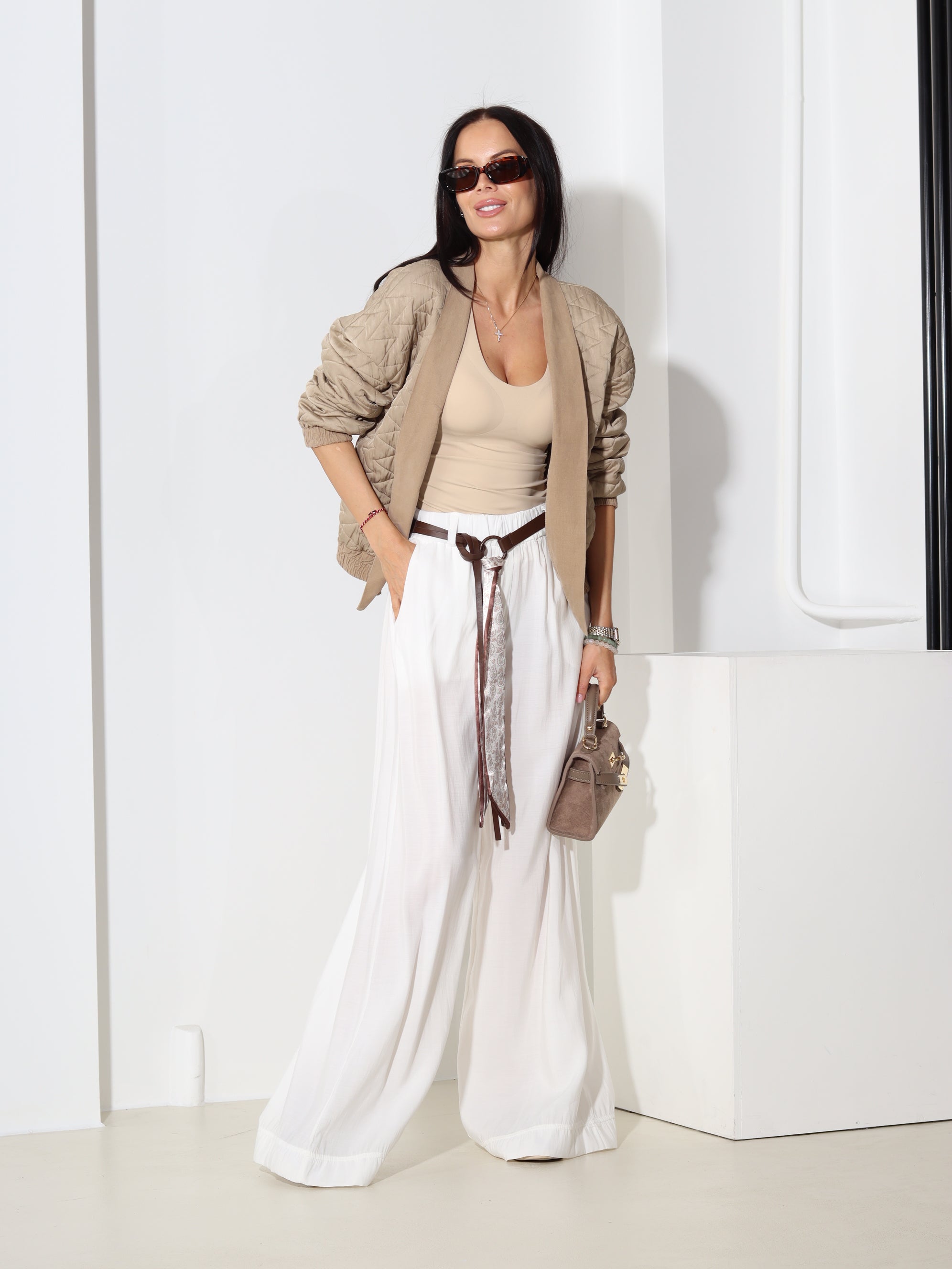 Baltas klasiskas bikses ar stilizētu jostu - 18555