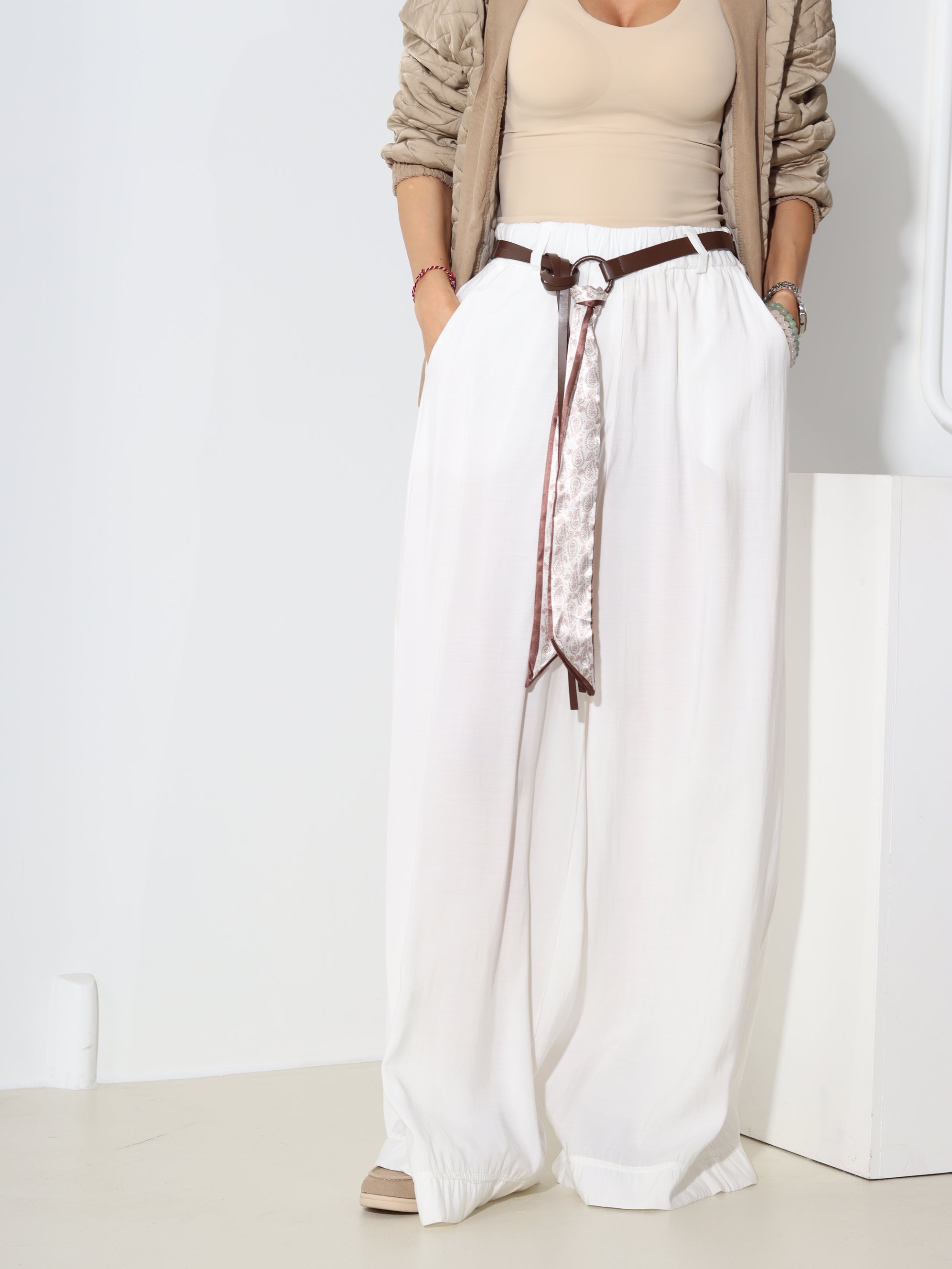 Baltas klasiskas bikses ar stilizētu jostu - 18555