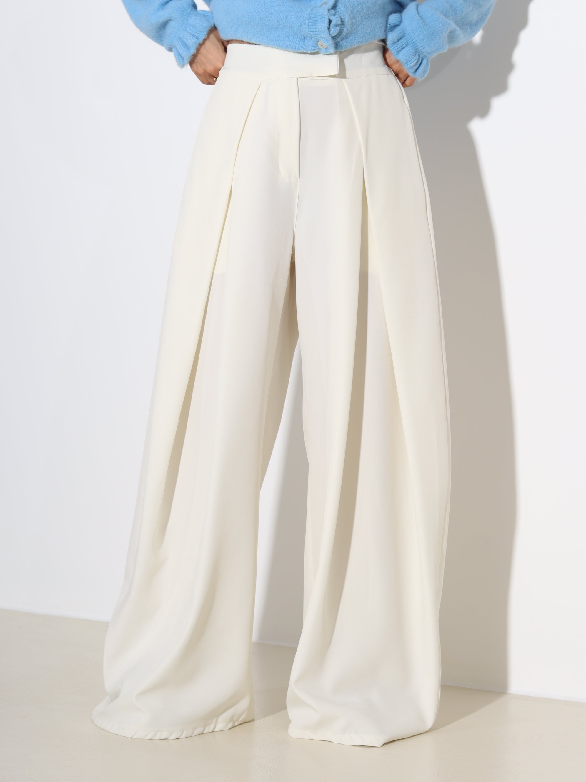 Pienbaltā tonī klasiskas bikses ar platu dubultieloci - 19144