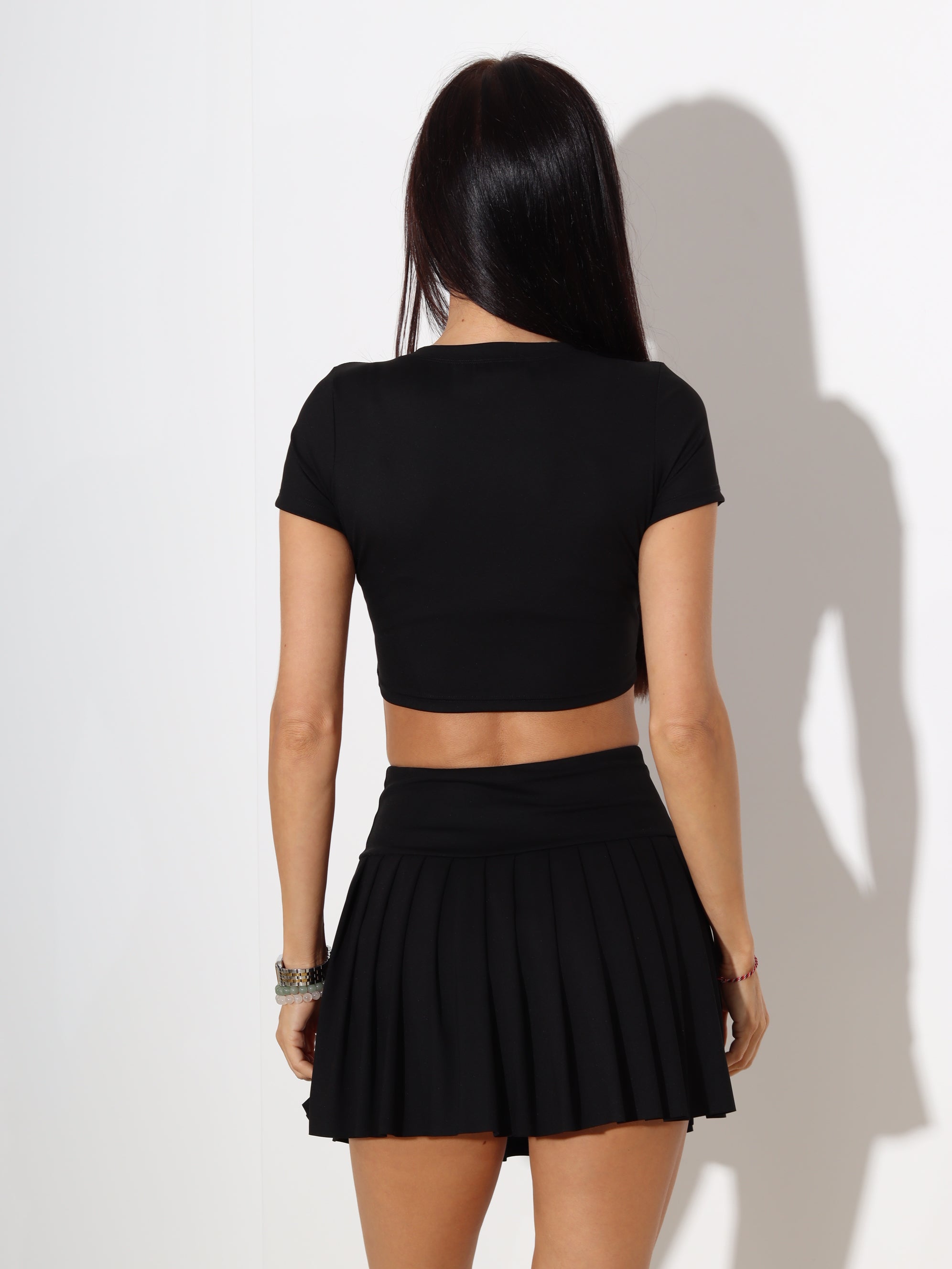 Melns croptops ar savērptu priekspusi - 20240