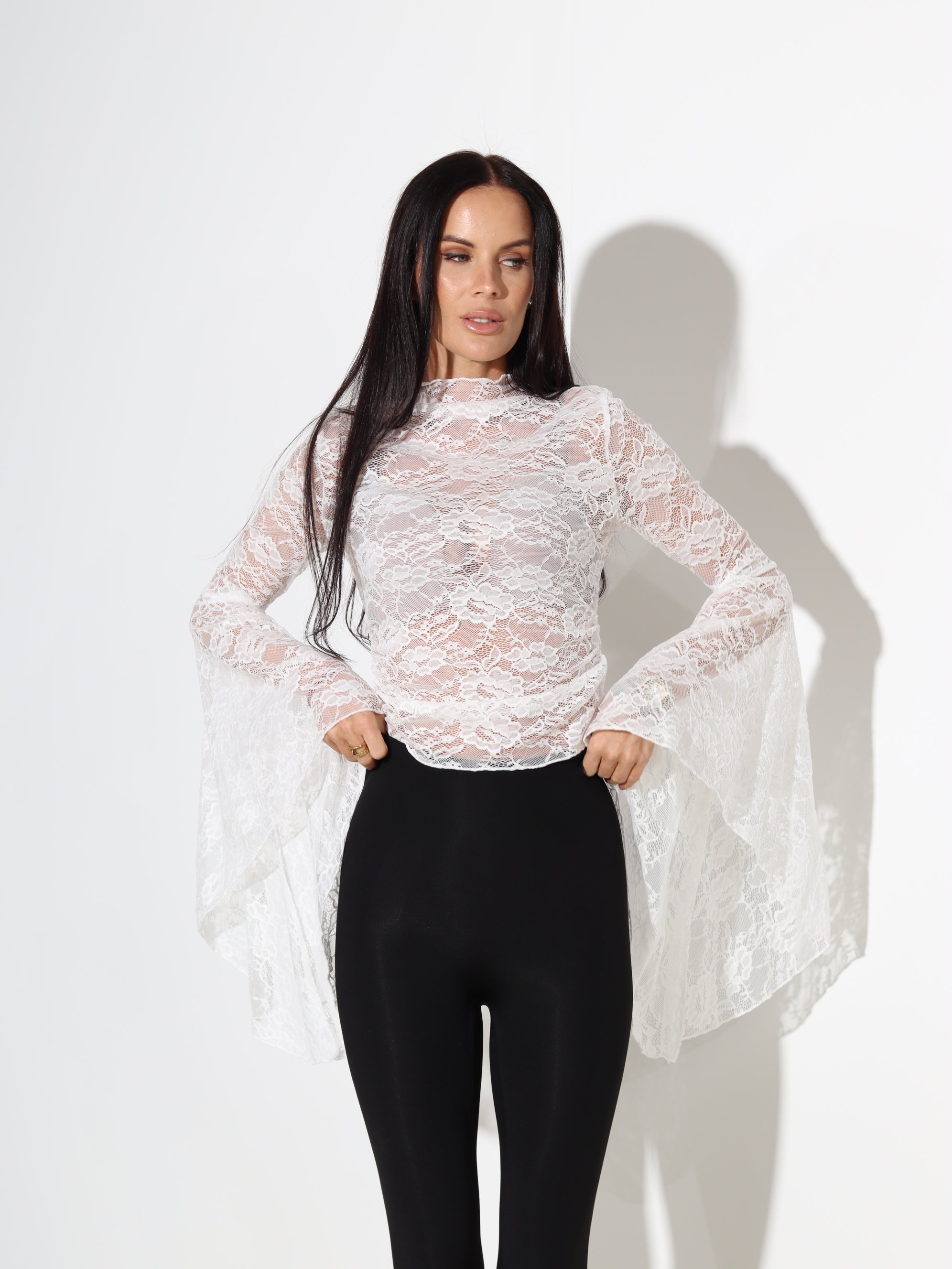 Balts mežģīņu tops ar paplatinājumiem piedurknēs - 18085