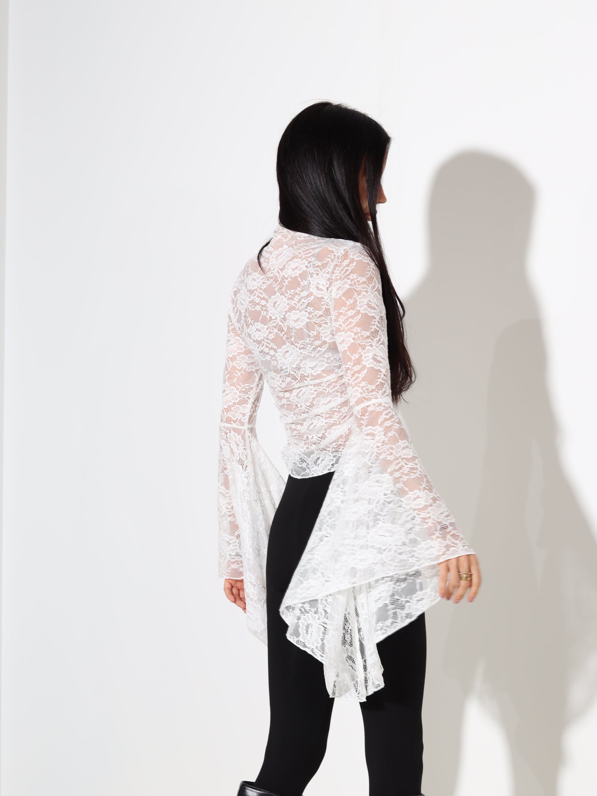 Balts mežģīņu tops ar paplatinājumiem piedurknēs - 18085