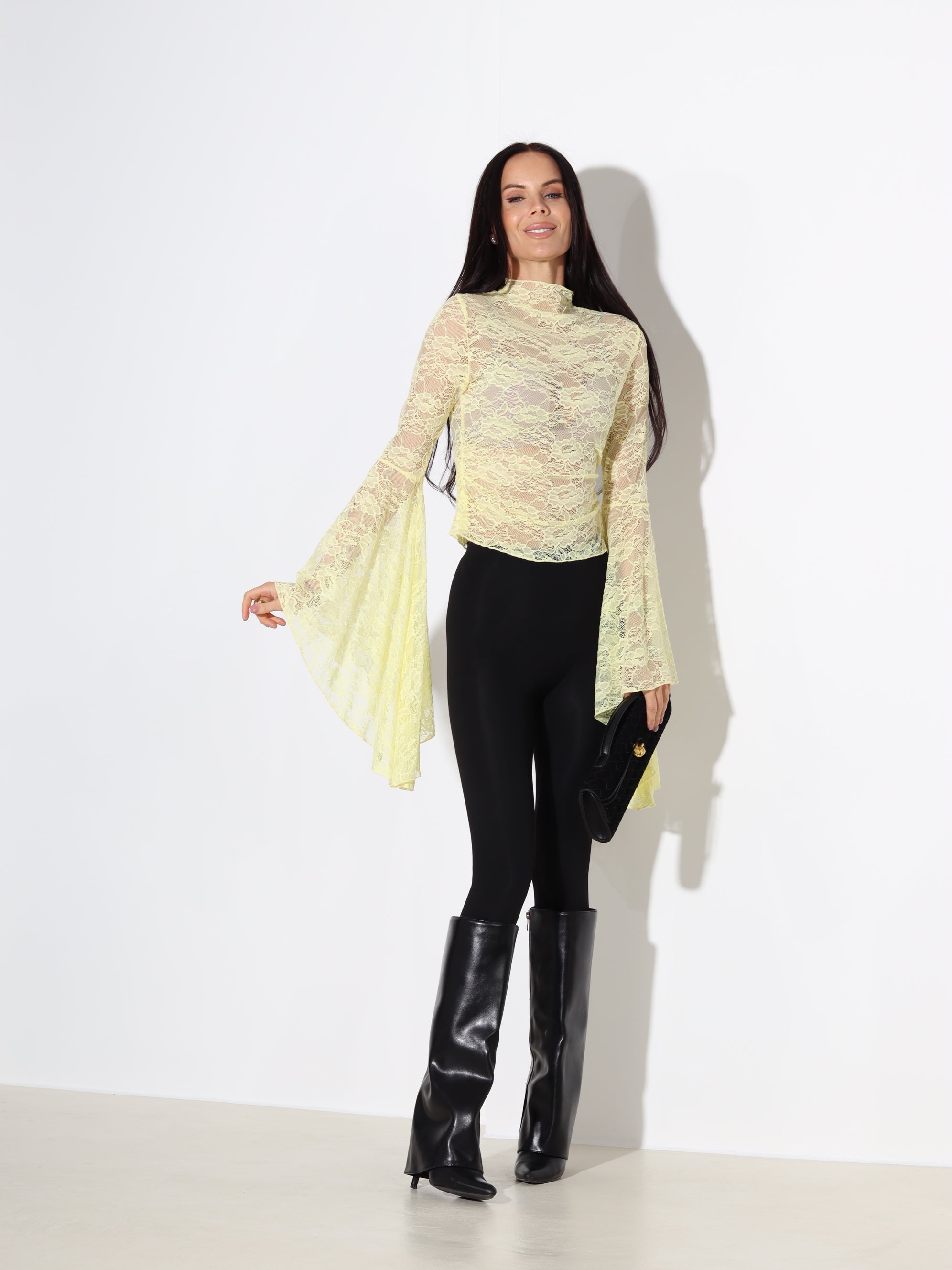 Dzeltens mežģīņu tops ar paplatinājumiem piedurknēs – 18086