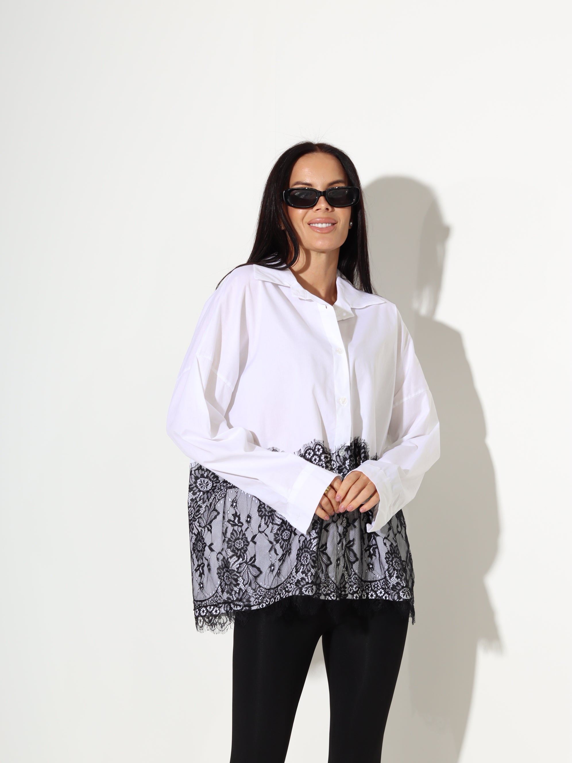 Balts kokvilnas krekls ar mežģīni apakšdaļā - 18081