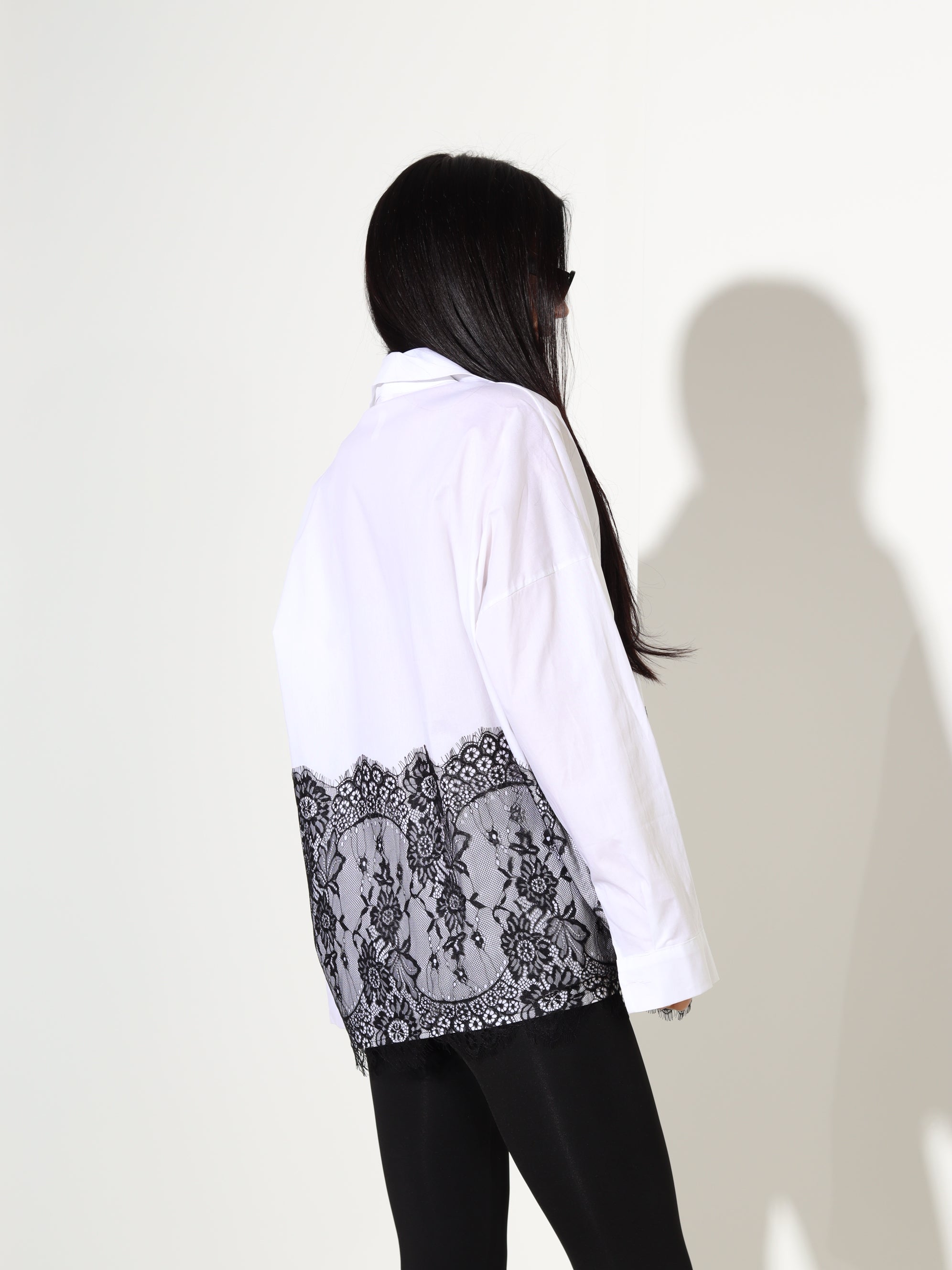 Balts kokvilnas krekls ar mežģīni apakšdaļā - 18081