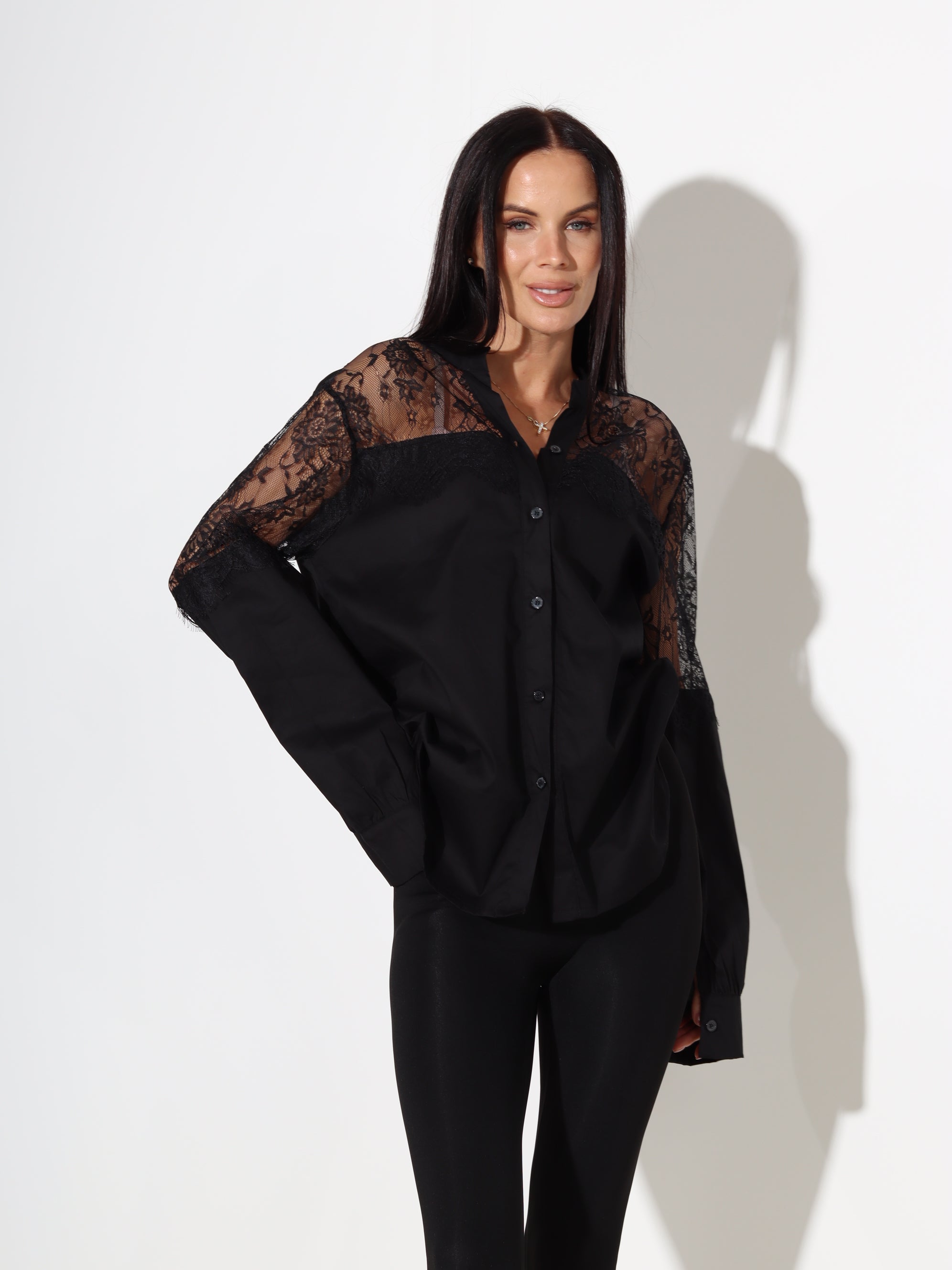 Melns kokvilnas krekls ar mežģīnes plecu daļu - 18089