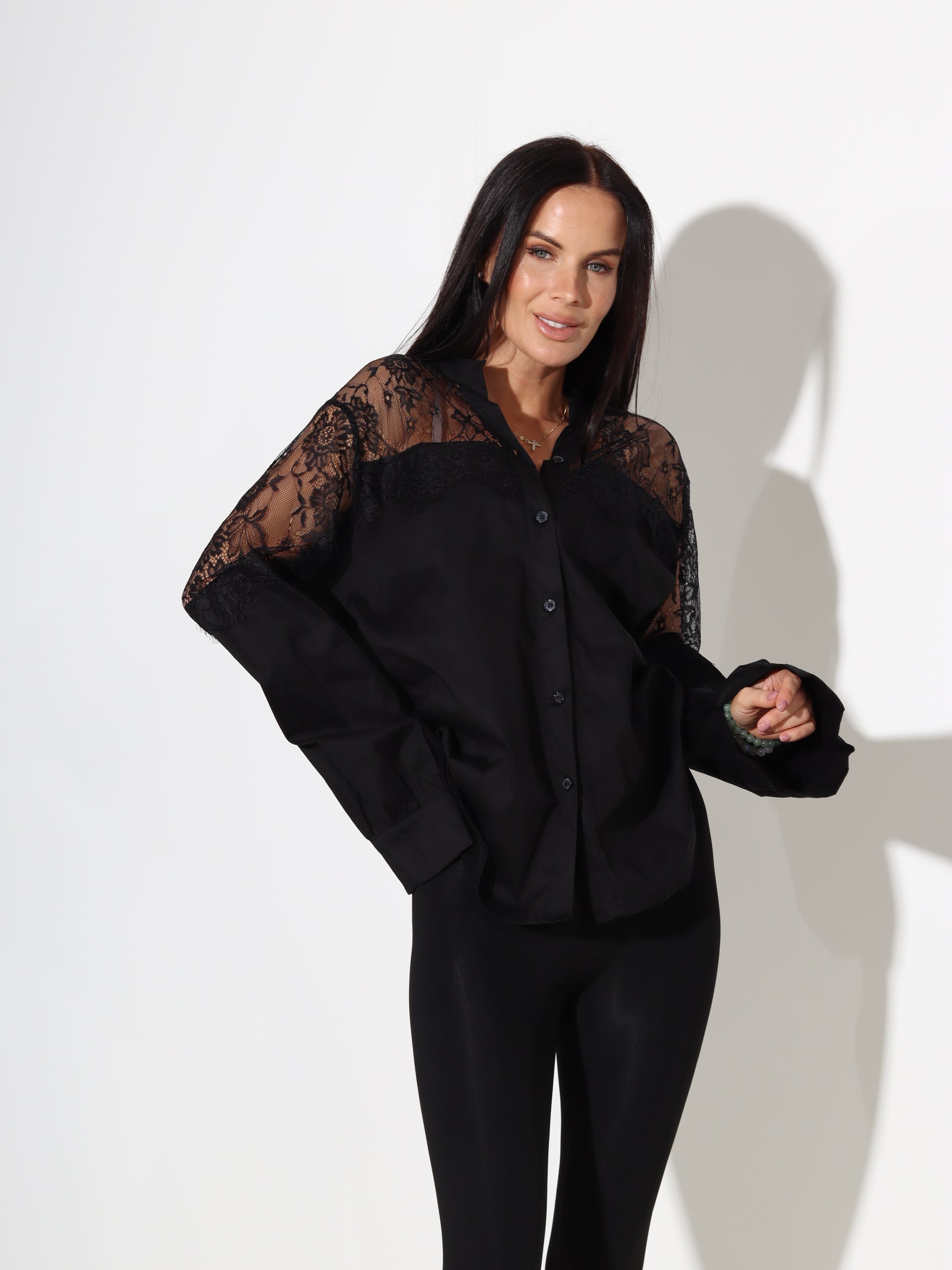 Melns kokvilnas krekls ar mežģīnes plecu daļu - 18089