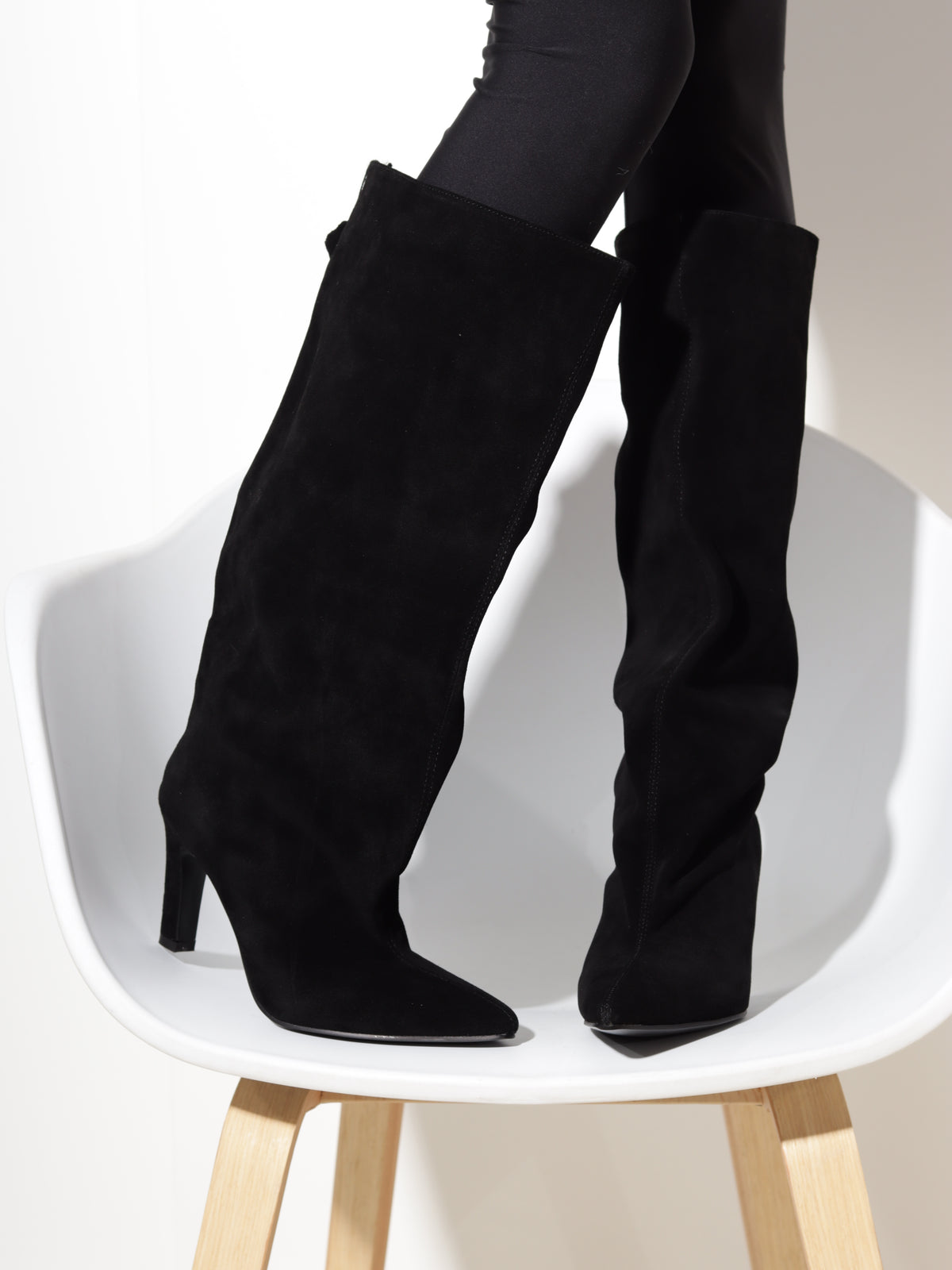 Melni zamšādas zābaki "Luxe Suede Pointed "- 20954