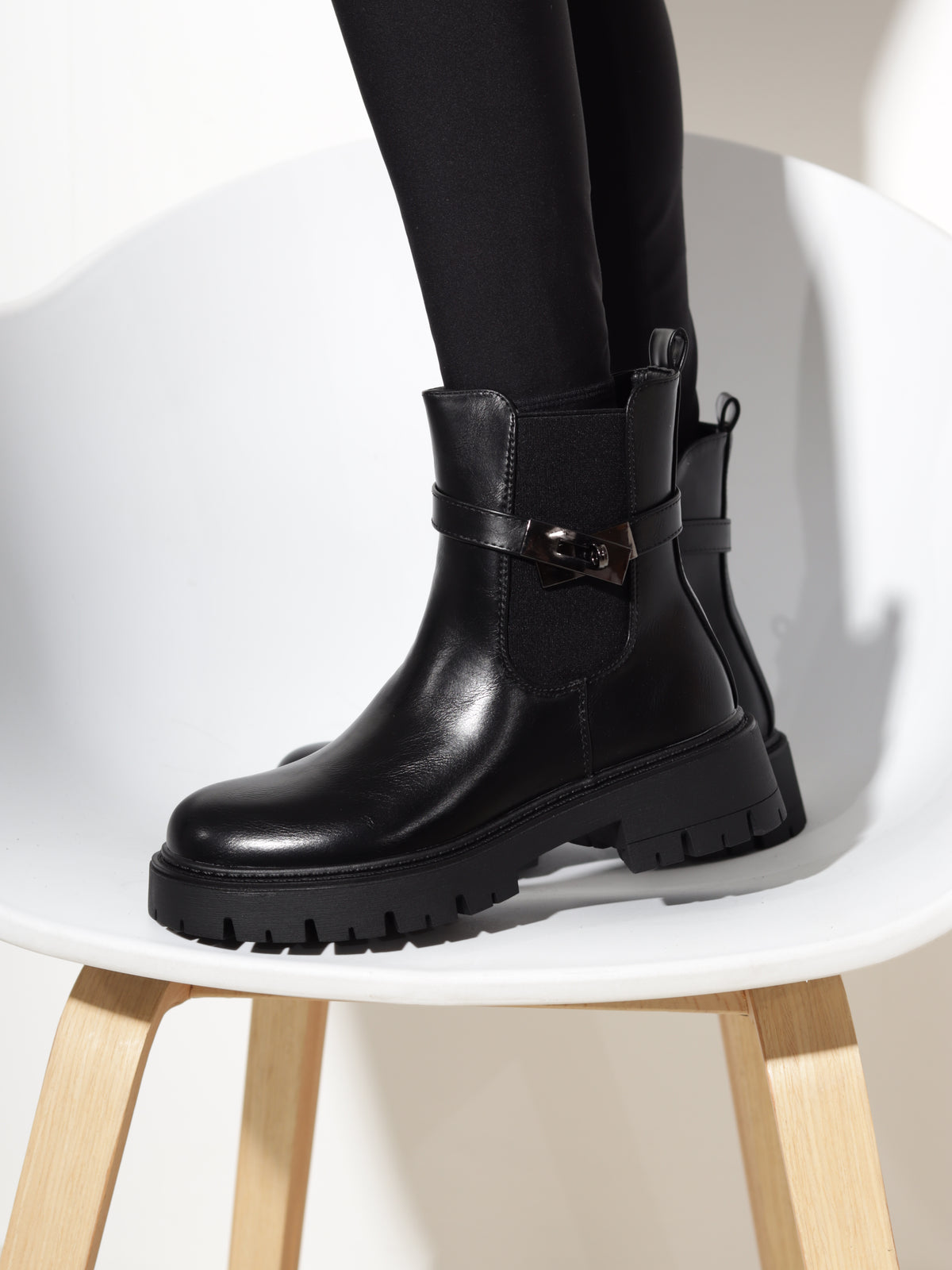 Melni īsie zābaki "Chunky buckle"- 20949