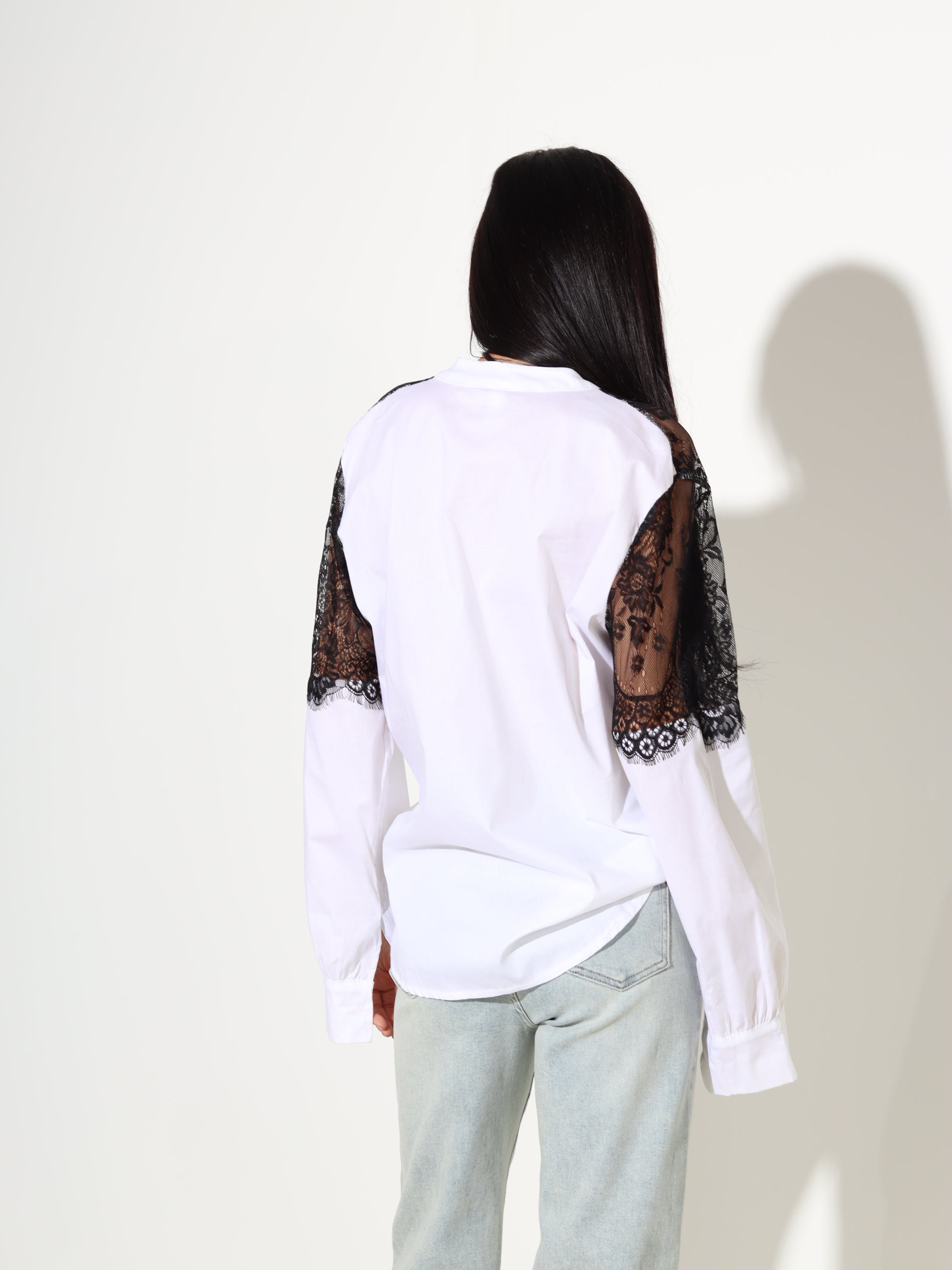 Balts kokvilnas krekls ar mežģīnes plecu daļu - 18087