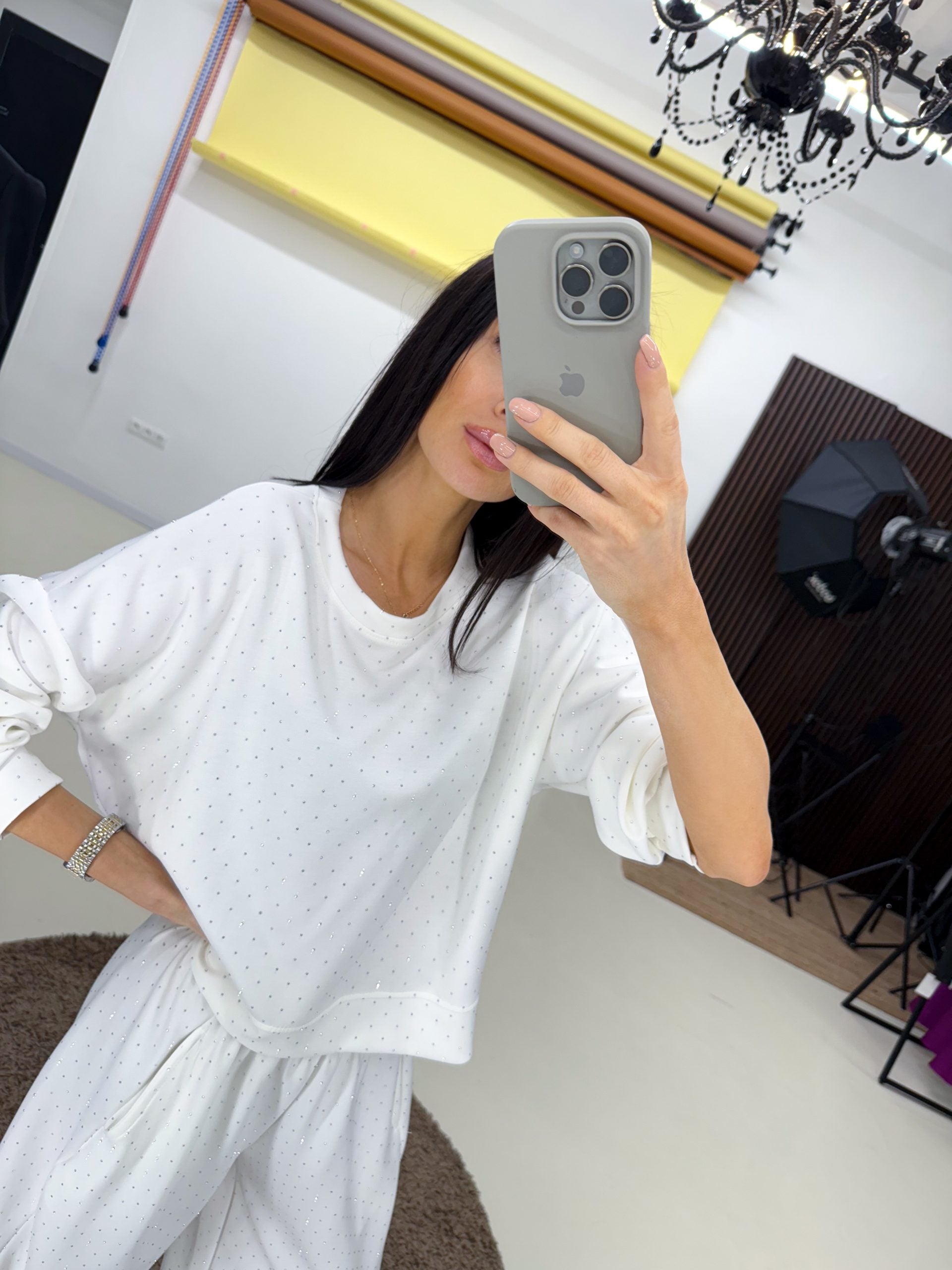 Balts džemperis ar spīdīgu akcentu audumā - 14162