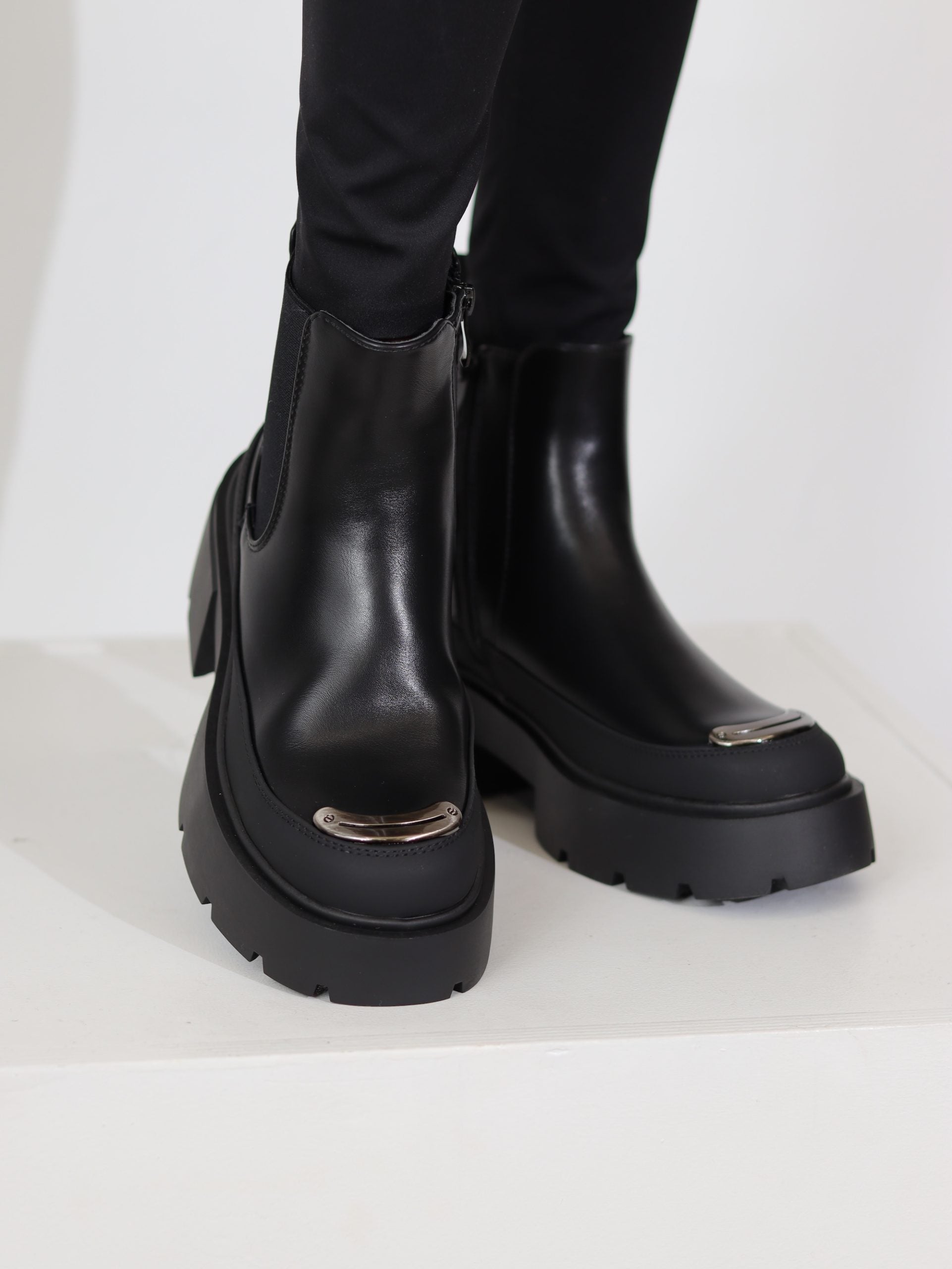 Melni zābaki ar apaļu purngalu un sudraba akcentu - 17101