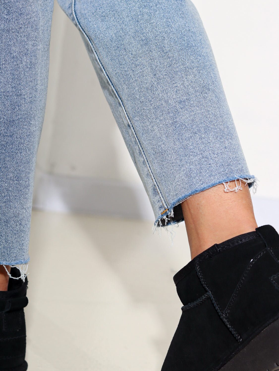 Zilas džinsa bikses ar nenošūtiem galiem - 13873