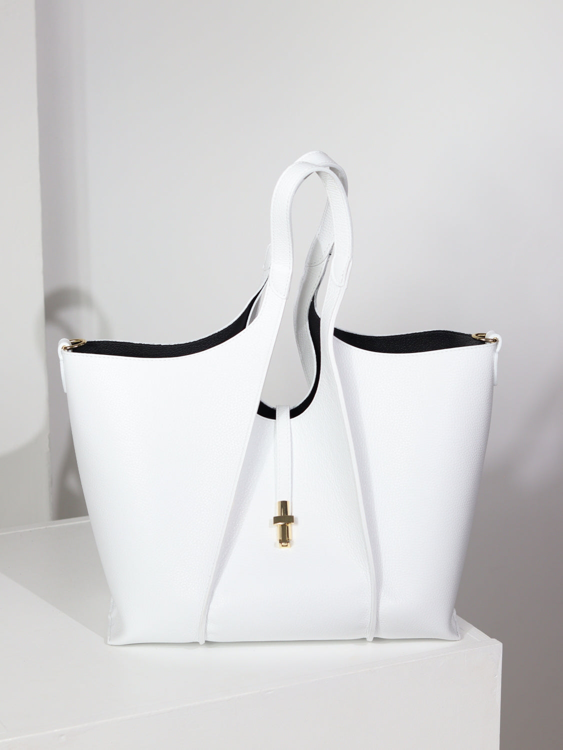 Balta, liela, d/ā soma ar iešuvēm - 15079