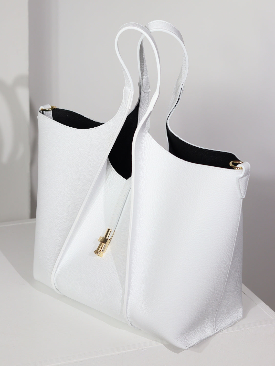 Balta, liela, d/ā soma ar iešuvēm - 15079