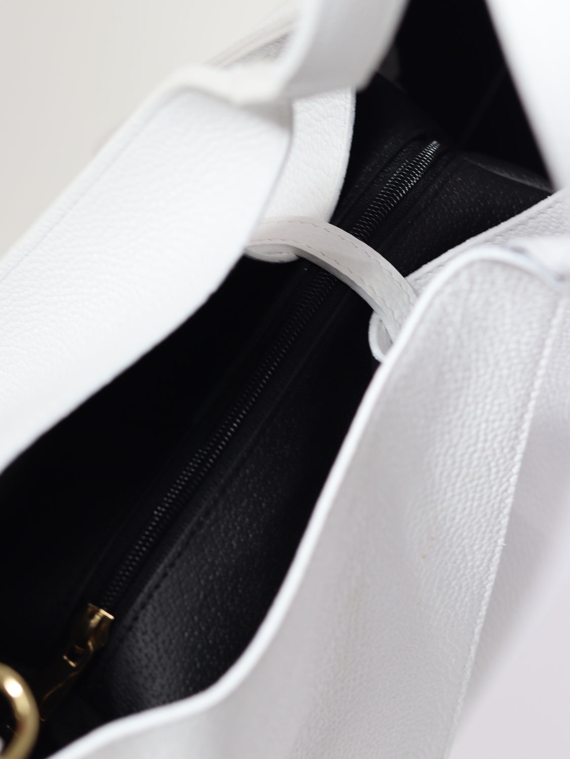 Balta, liela, d/ā soma ar iešuvēm - 15079