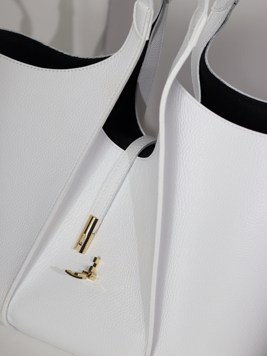 Balta, liela, d/ā soma ar iešuvēm - 15079