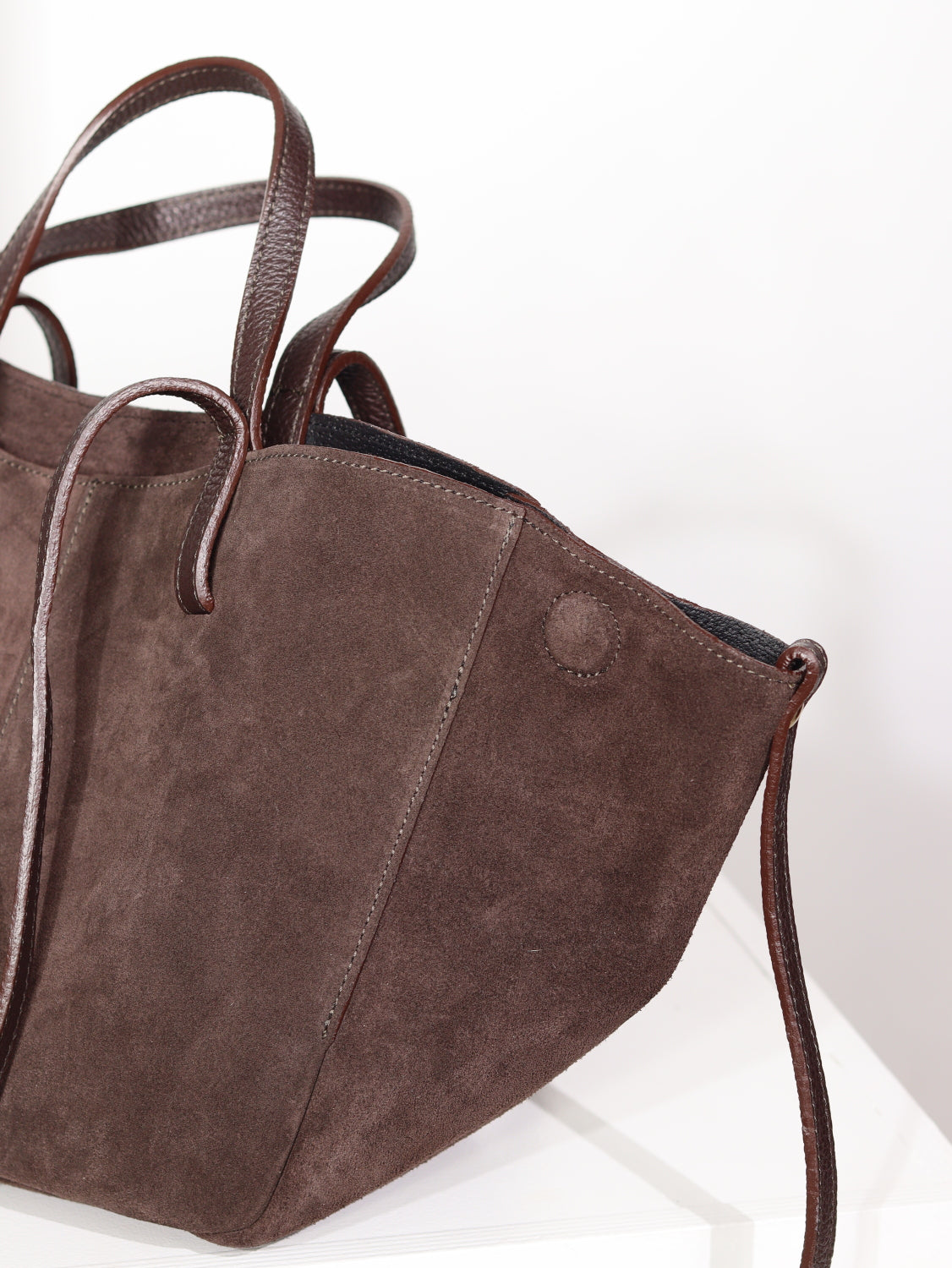 Tumši brūna , zamšādas soma ar četrām lencēm un magnētiem sānos - 15070