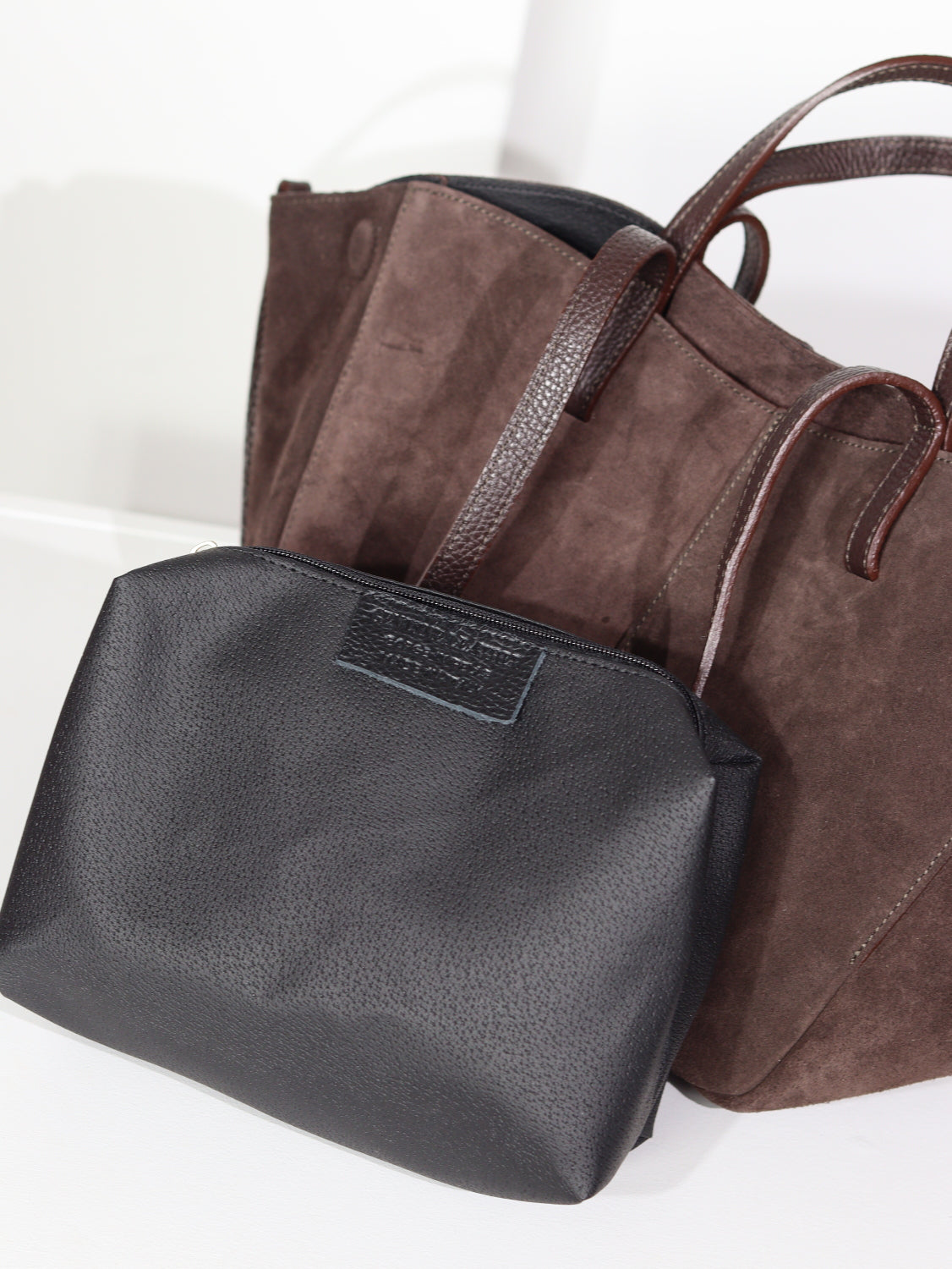 Tumši brūna , zamšādas soma ar četrām lencēm un magnētiem sānos - 15070