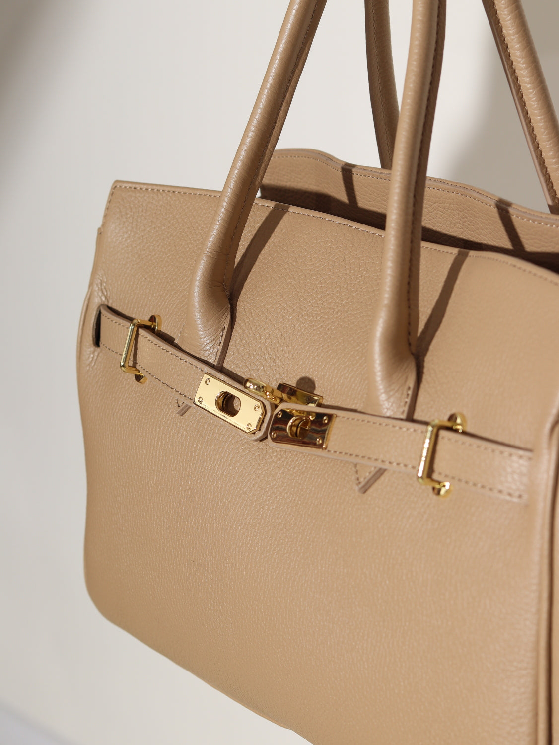 Bēša, d/ā , liela izmēra soma ar dekoratīvām jostiņām - 15068