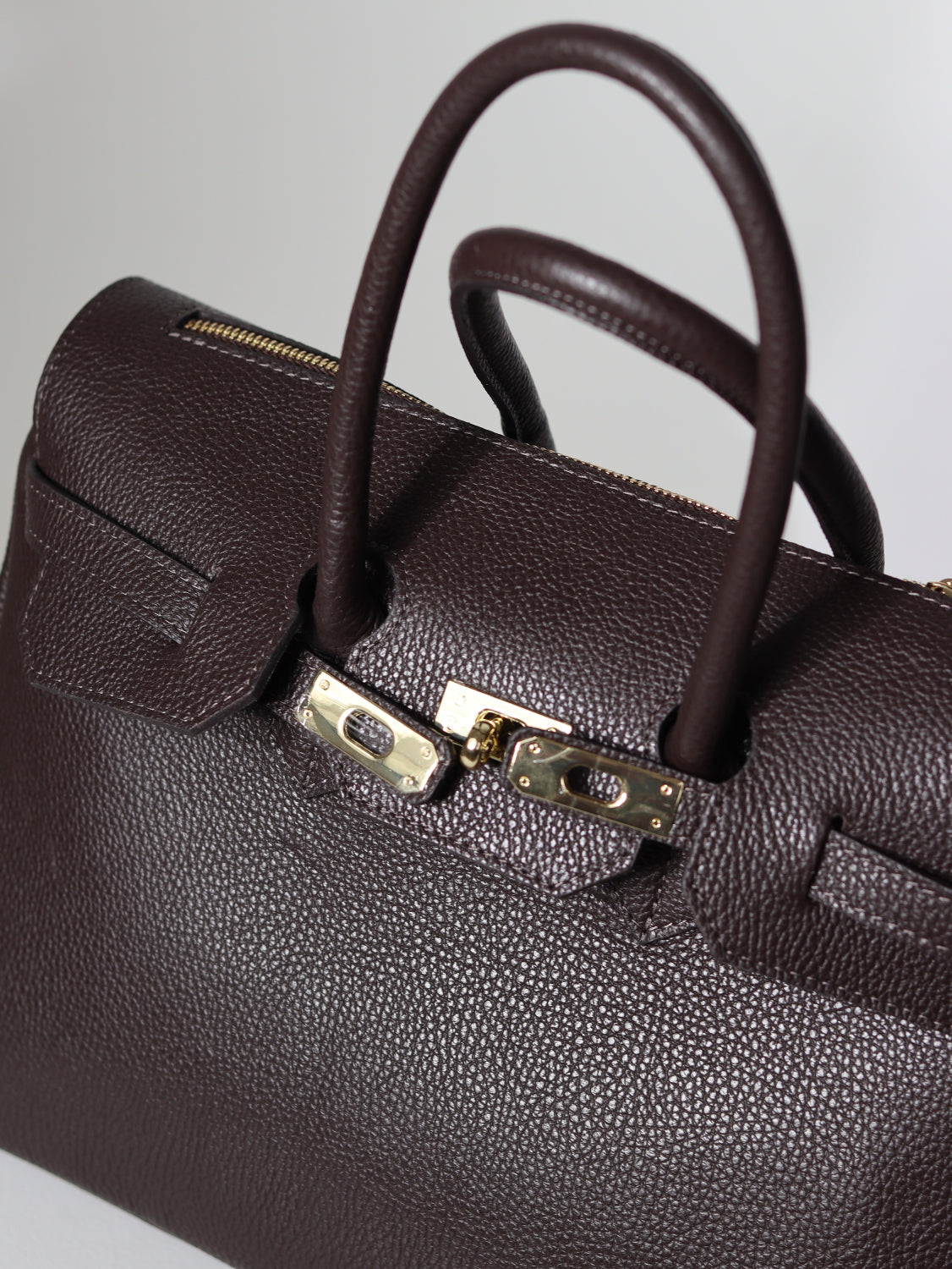 Tumši brūna d/ā soma ar dekoratīvu rāvējslēdzēju augšpusē - 15074