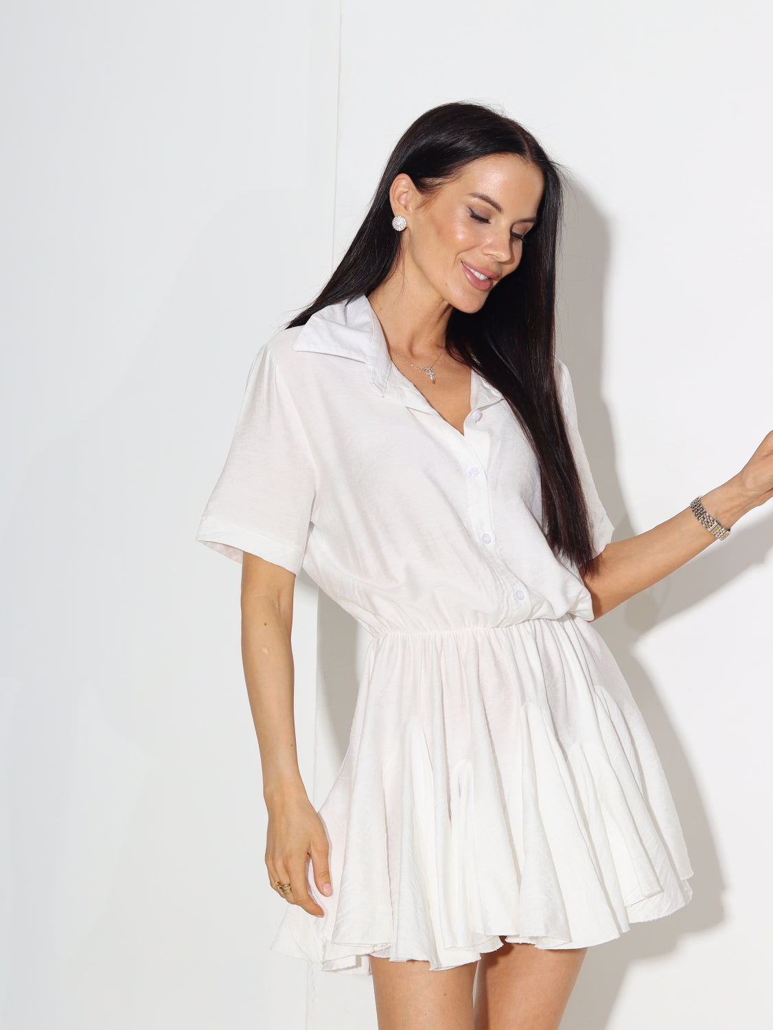 Balta īsa kleita ar kuplu svārku daļu - 15036