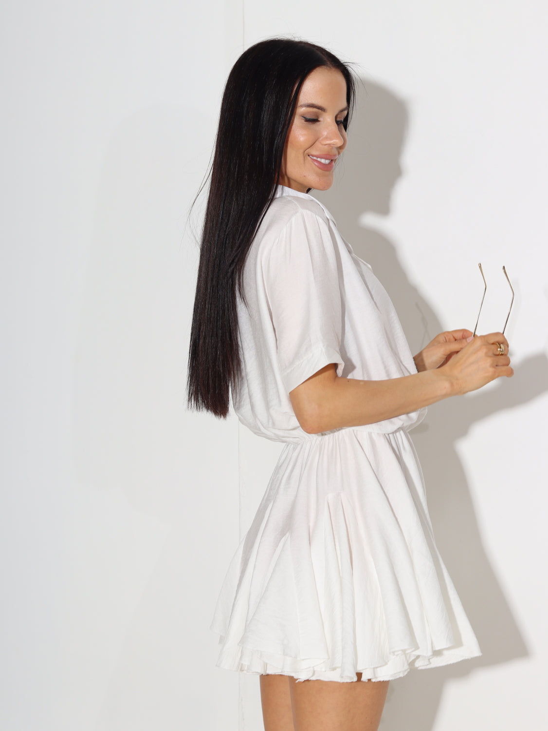 Balta īsa kleita ar kuplu svārku daļu - 15036